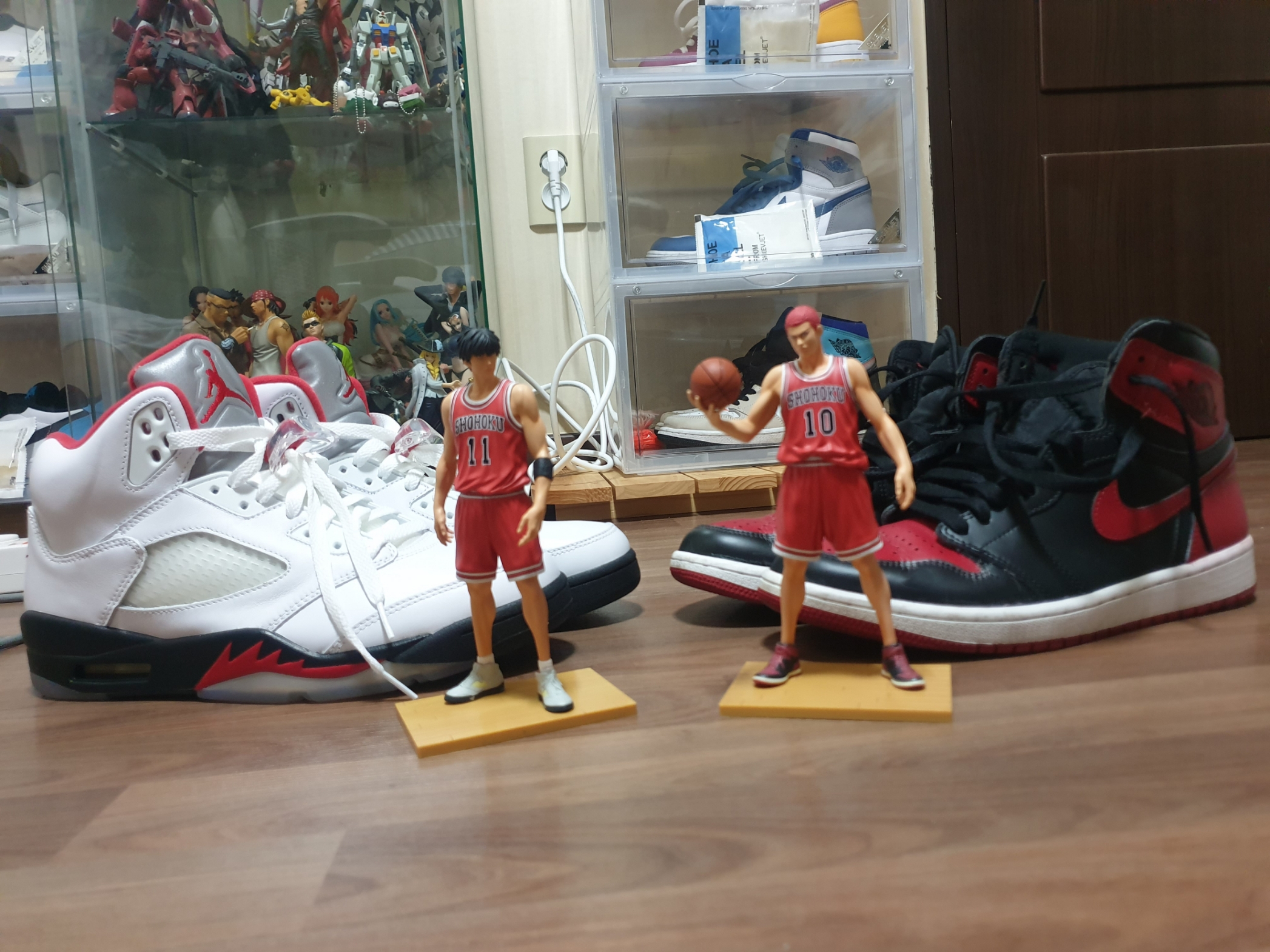 Jordan 5 Retro Fire Red Silver Tongue 2020, Jordan 1 Retro High OG Patent Bred 착용 스타일 - 1