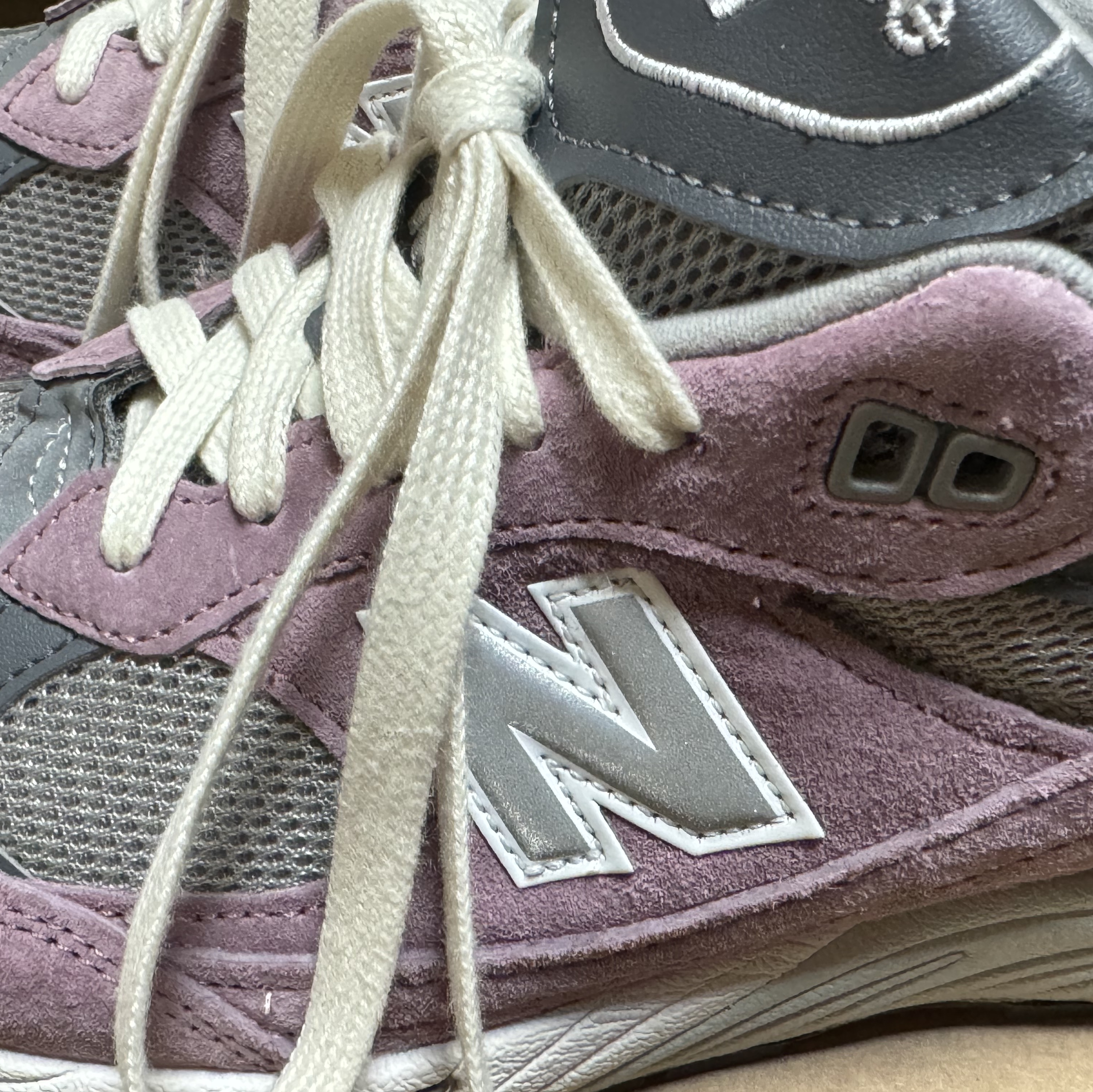 New Balance 991 Made in UK Pink Grey 착용 스타일 - 1