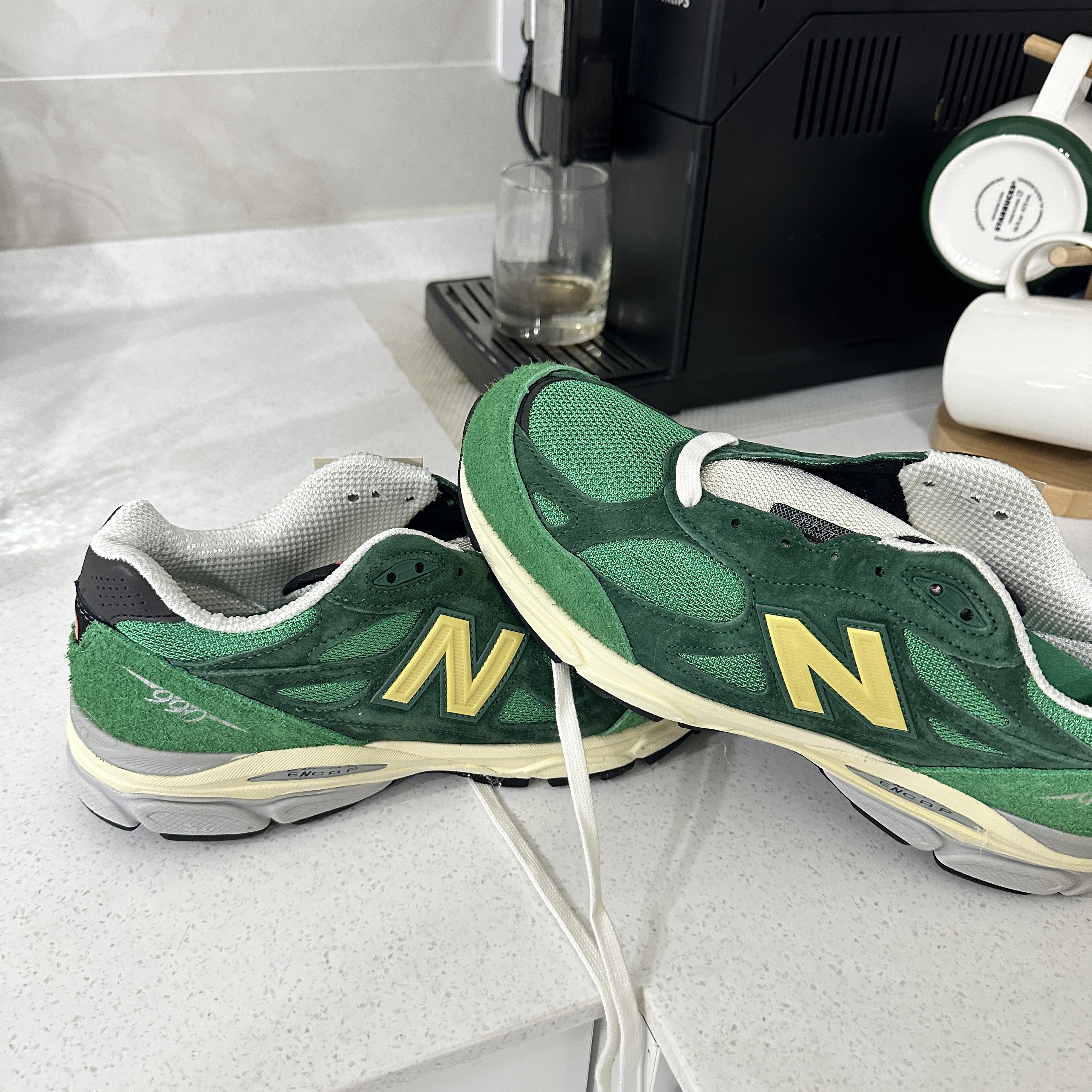 New Balance 990v3 Made in USA Kelly Green Varsity Gold 착용 스타일 - 1