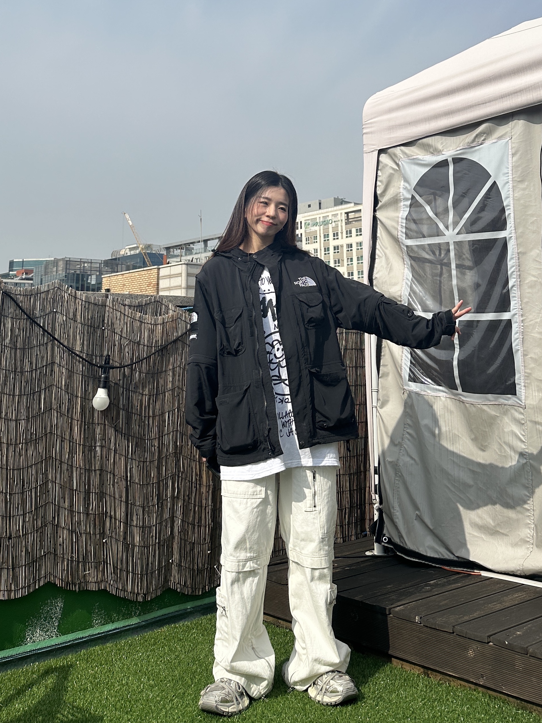 (W) Balenciaga 3XL Sneakers Light Beige, Supreme x The North Face Trekking Convertible Jacket Black - 22SS 착용 스타일 - 1
