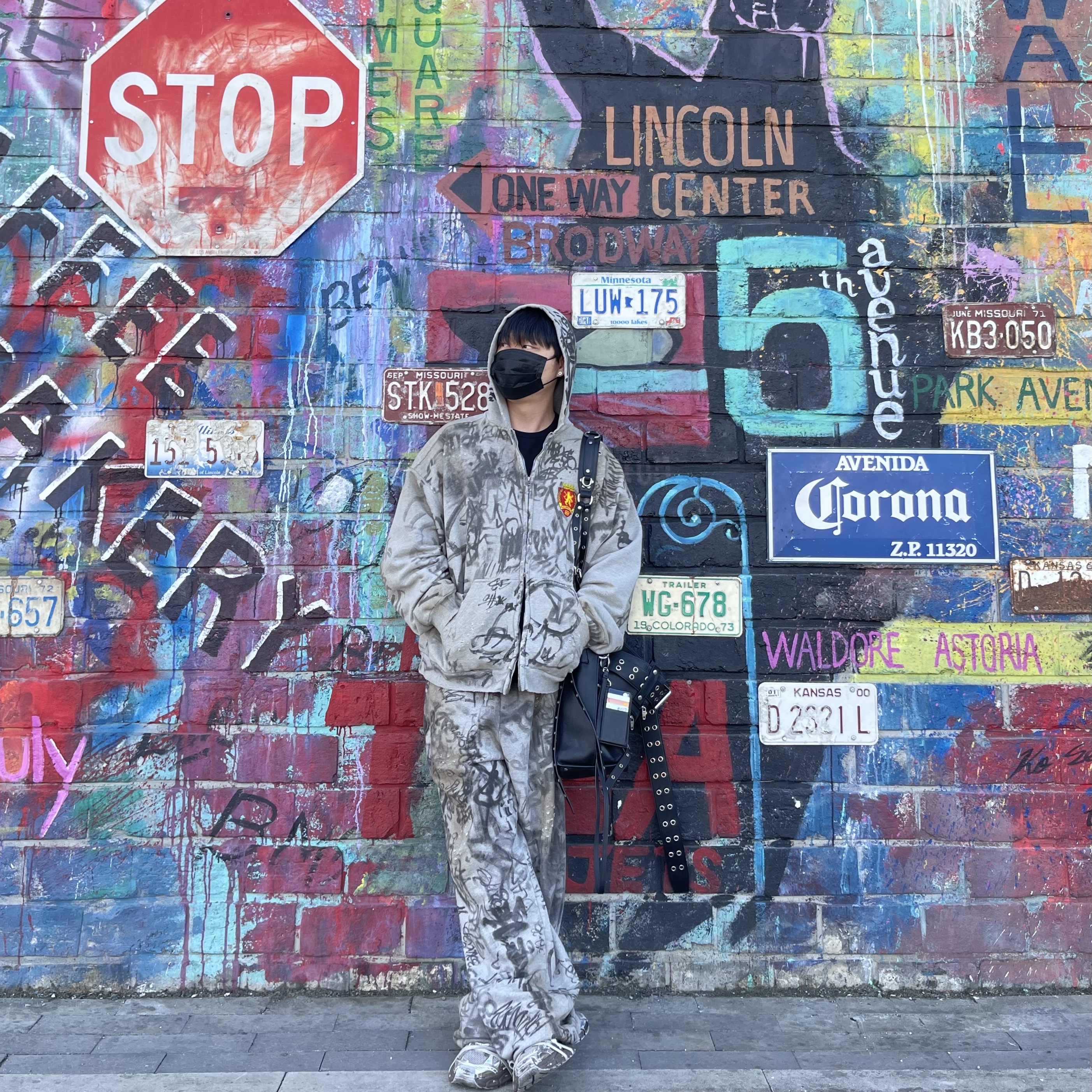 Balenciaga Skater Graffiti Zip-Up Hoodie Heather Grey, Balenciaga Skater Baggy Sweatpants Grey 착용 스타일 - 3