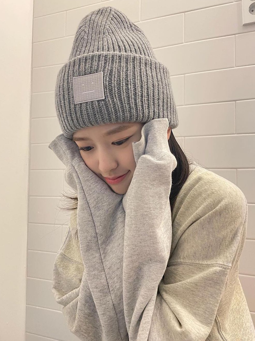Acne Studios Large Face Logo Beanie Grey Melange, Acne Studios Large Face Logo Beanie Oatmeal Melange 착용 스타일 - 2
