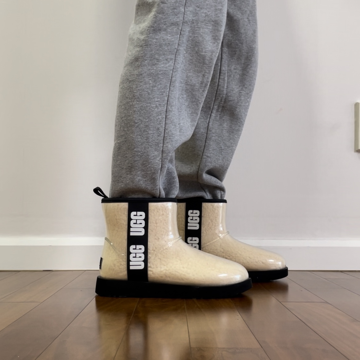 (W) UGG Classic Clear Mini Boots Natural Black 착용 스타일 - 1