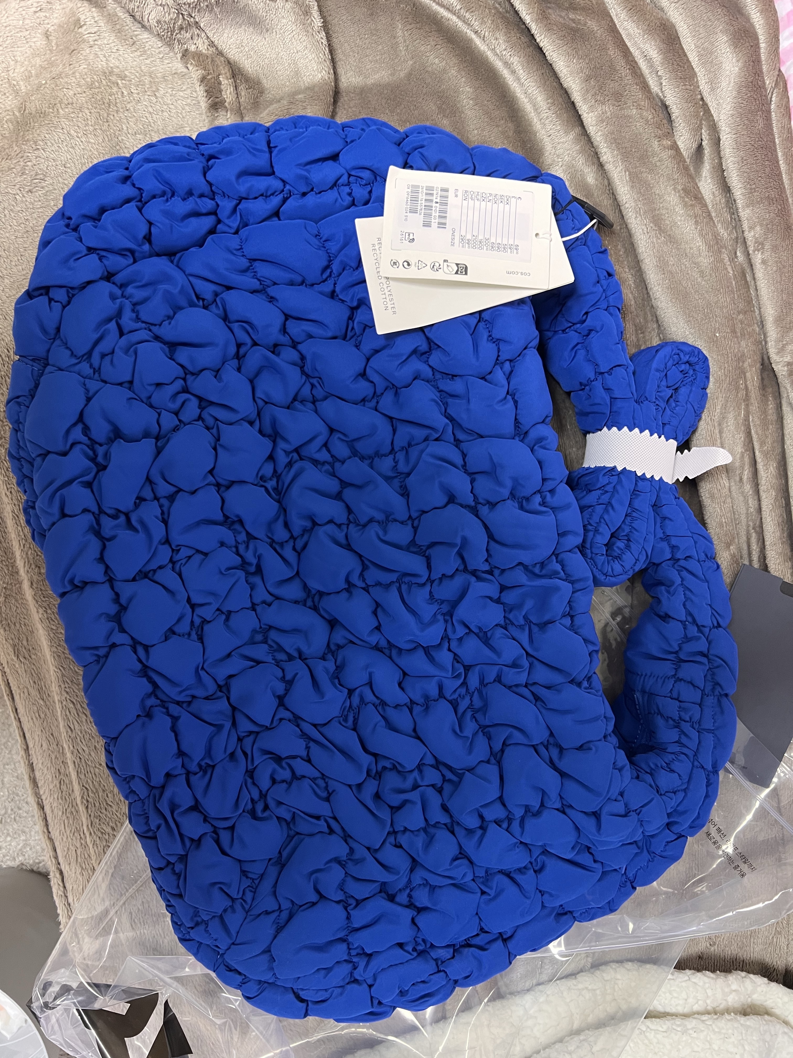 COS Quilted Oversized Shoulder Bag Blue 착용 스타일