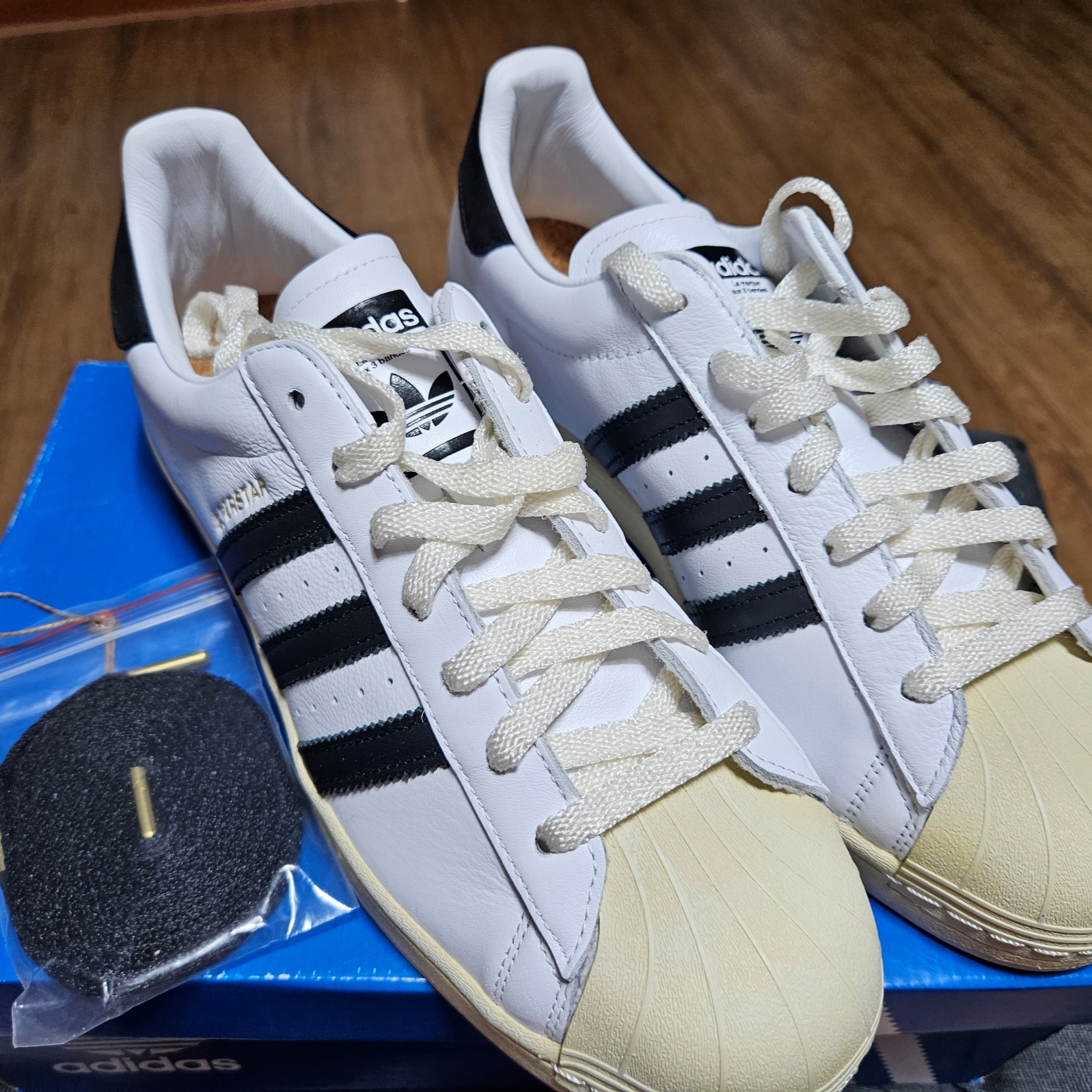 Adidas Superstar Premium White Black 착용 스타일