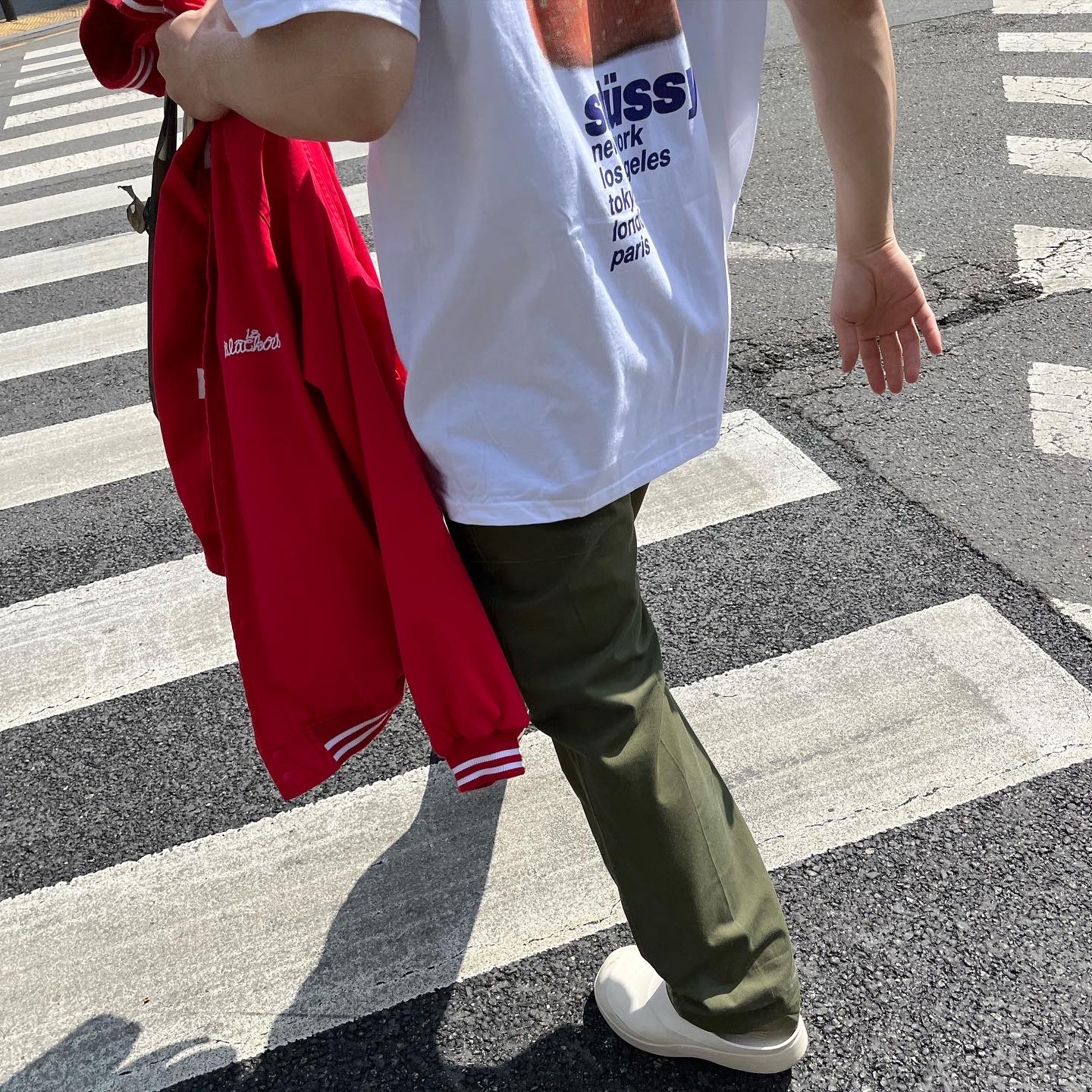 Stussy Strawberry T-Shirt White 착용 스타일 - 2