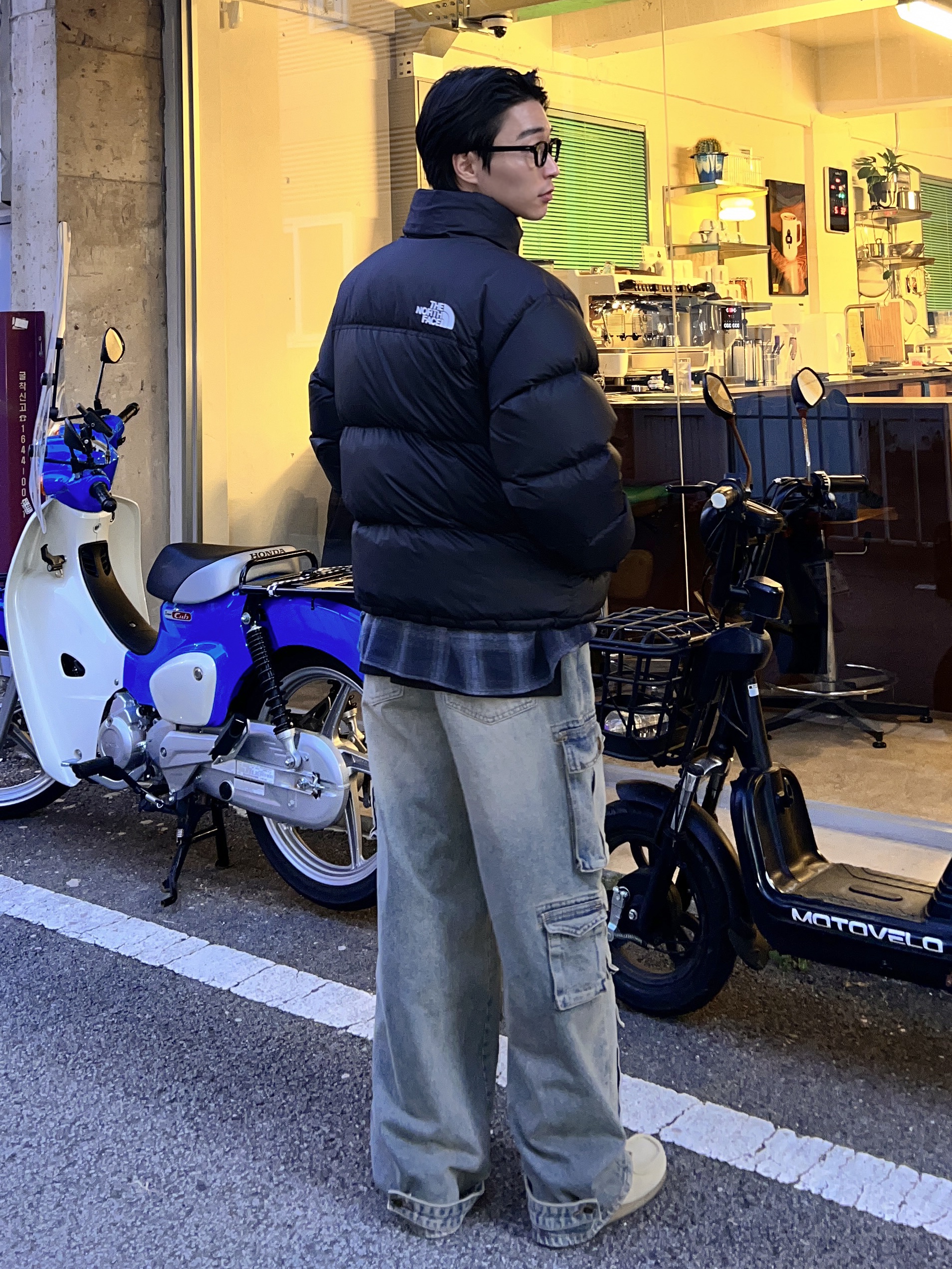 Clarks Wallabee Maple Suede, The North Face 1996 Retro Nuptse Down Jacket TNF Black 착용 스타일 - 2