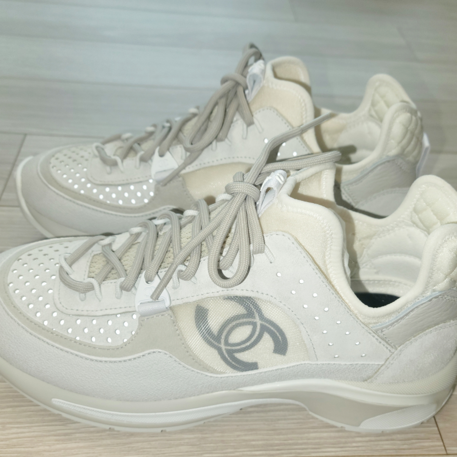 (W) Chanel Sneakers Fabric Suede Calfskin Mesh & White 착용 스타일 - 5