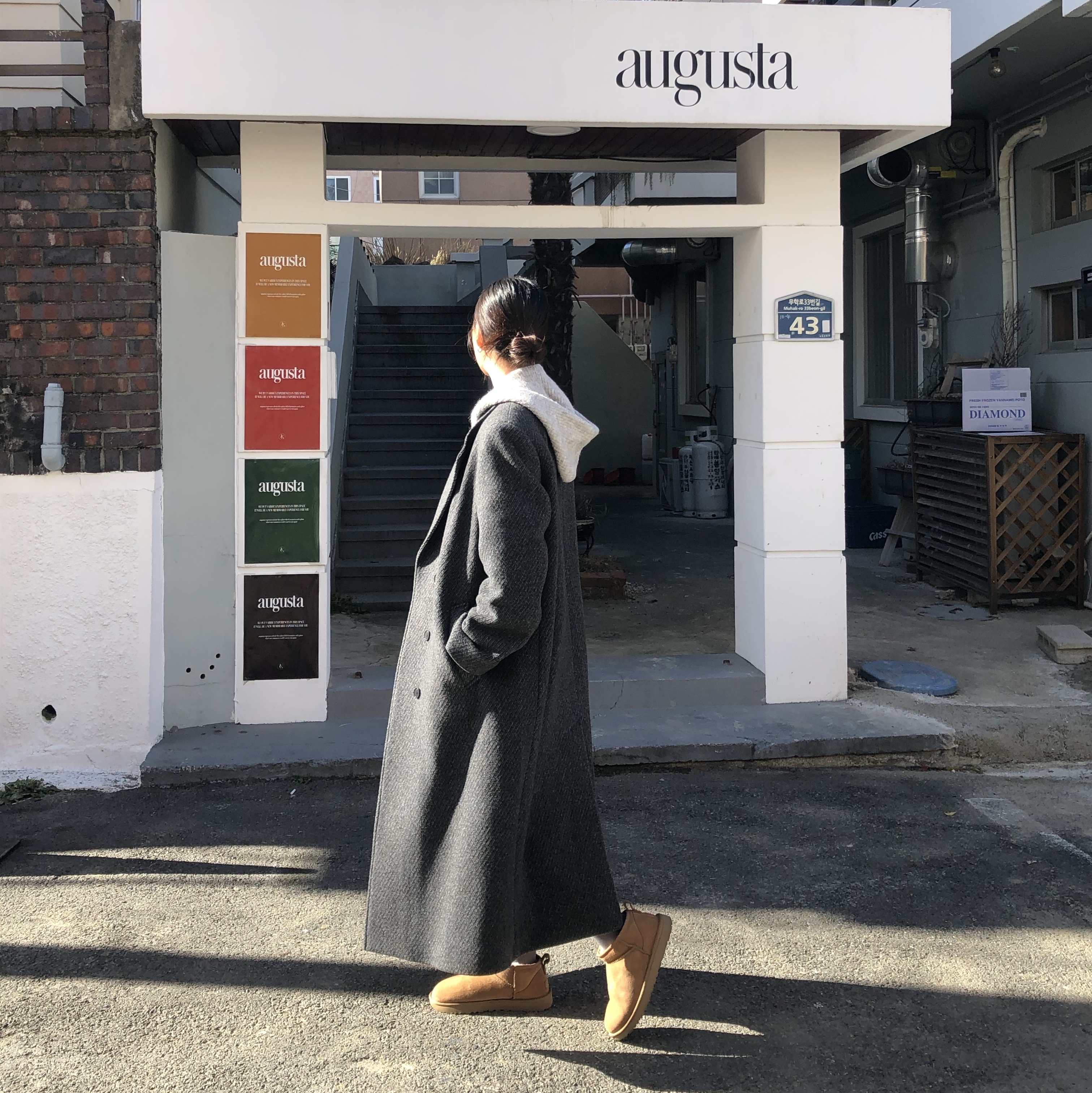 (W) Insilence Classic Maxi Coat Black, (W) UGG Classic Ultra Mini Boots Chestnut 착용 스타일 - 2