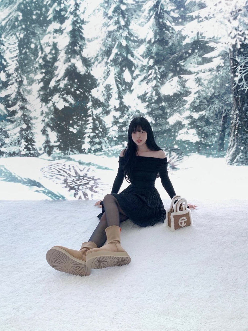 Telfar x UGG Small Shopping Bag Chestnut 착용 스타일