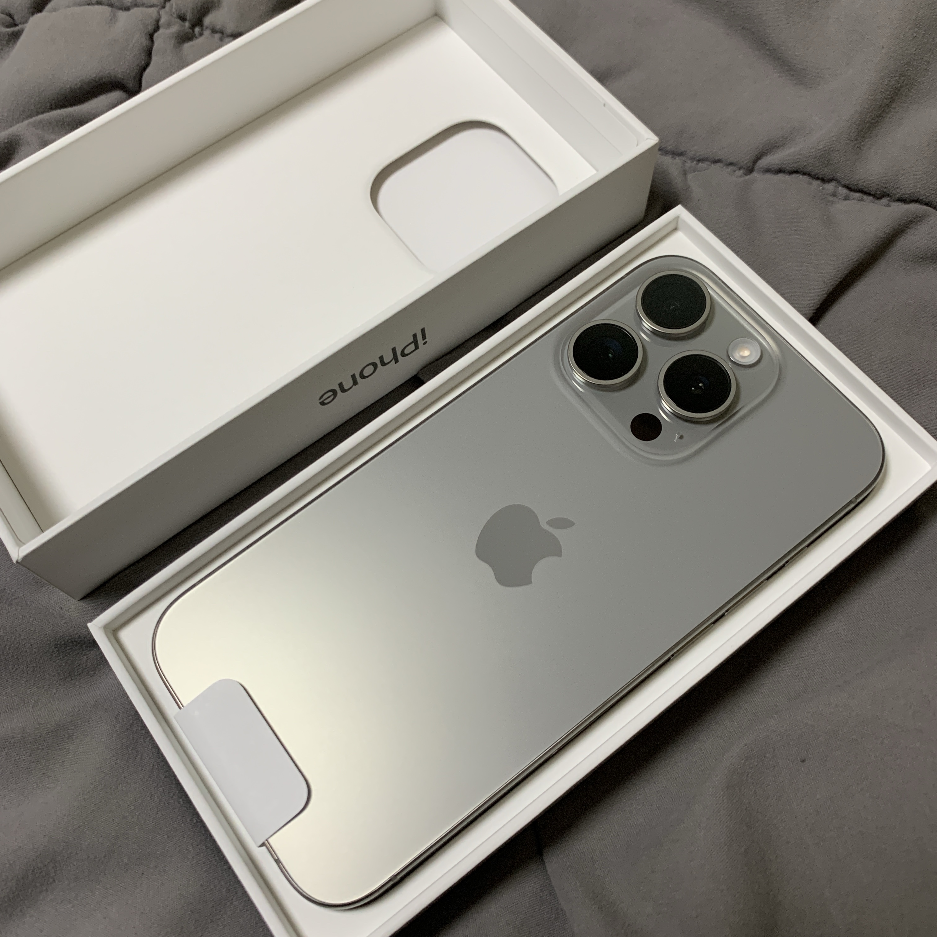 Apple iPhone 15 Pro 128GB Natural Titanium (Korean Ver.) 착용 스타일 - 2