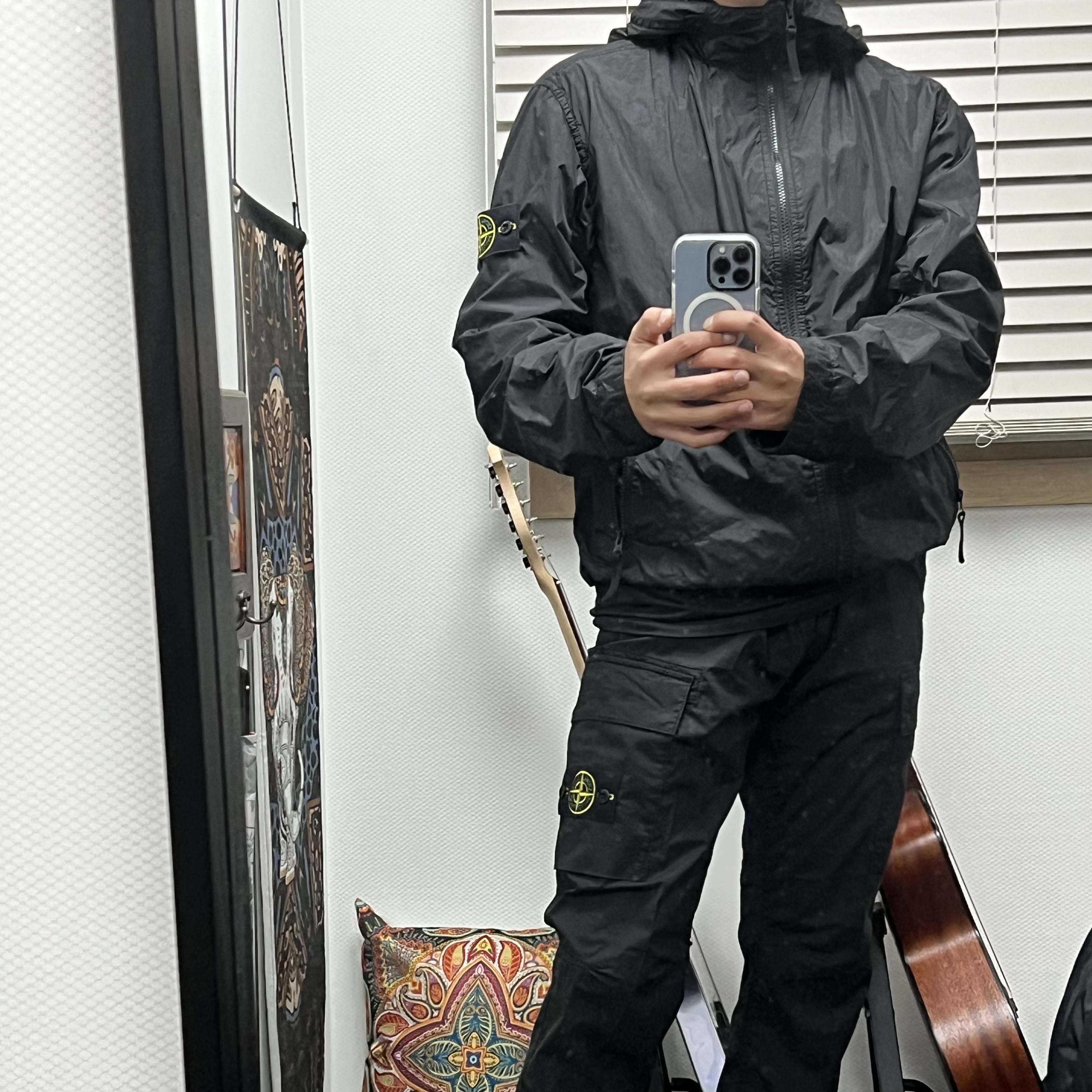 Stone Island 31303 Cargo Pants Black - 23SS, Stone Island 40522 Crinkle Reps Nylon Garment Dyed Hooded Jacket Black - 23SS 착용 스타일