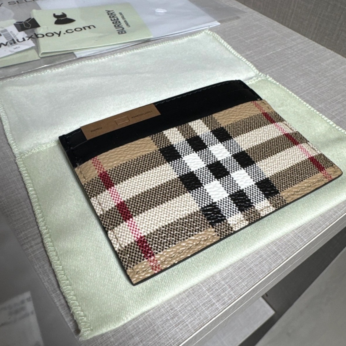 Burberry Vintage Check and Leather Card Case Archive Beige 착용 스타일