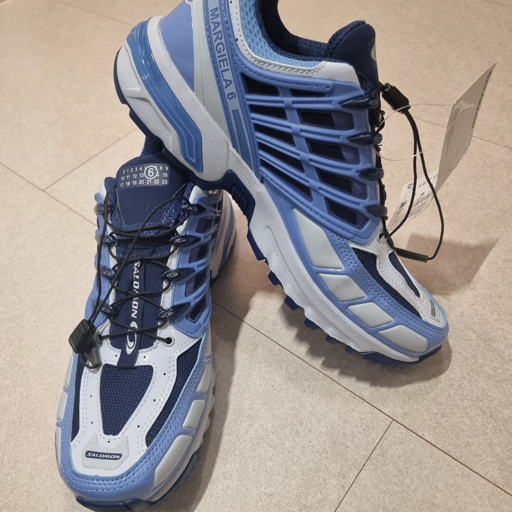 Salomon x MM6 Maison Margiela ACS Pro Light Blue 착용 스타일 - 1