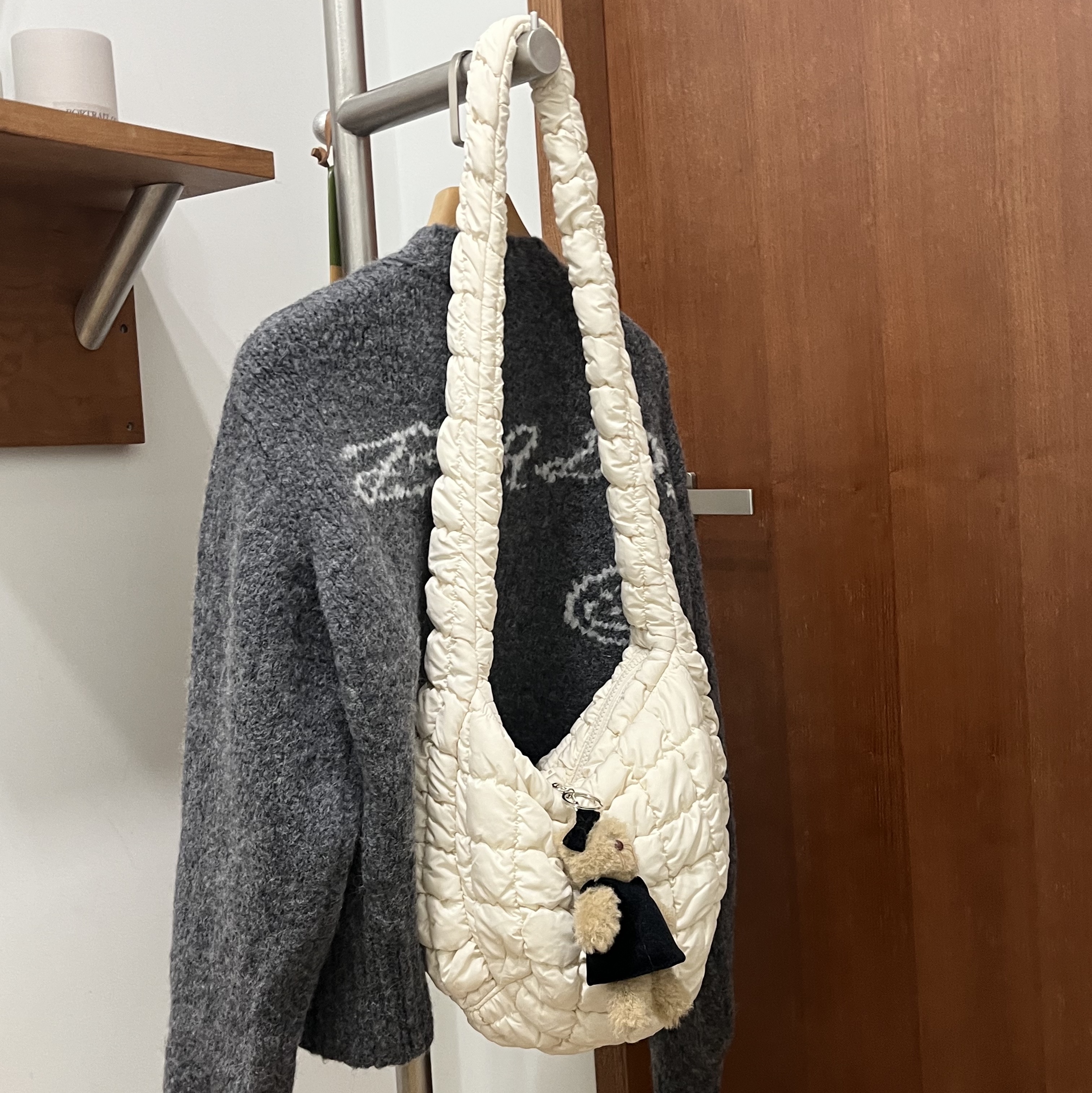 COS Quilted Messenger Bag Beige, (W) Paloma Wool Baby Zip Soft Knitted Cardigan Grey 착용 스타일 - 3