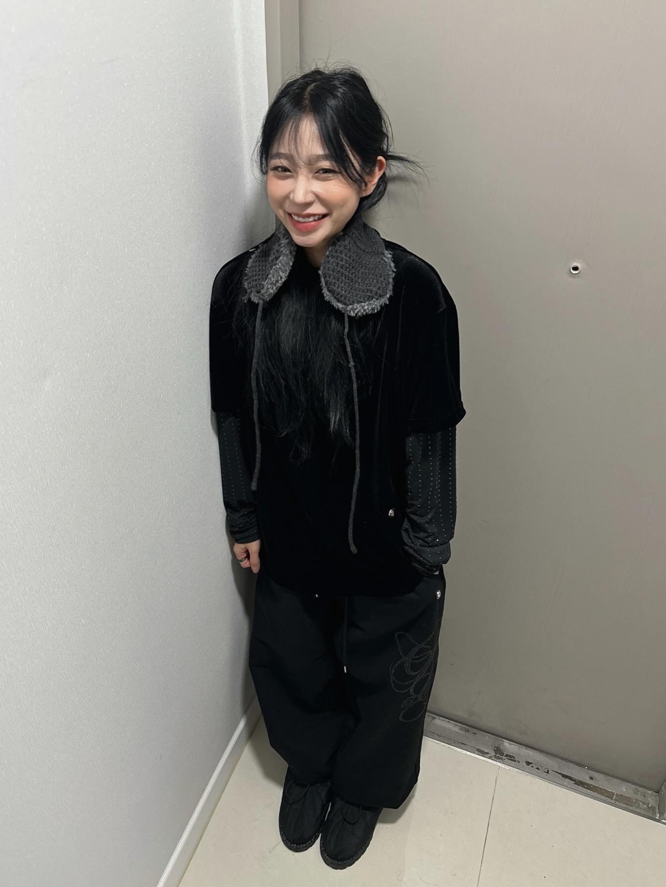 COS Quilted Mini Bag Black, (W) The North Face White Label Novelty Nuptse Down Jacket Black 착용 스타일 - 5