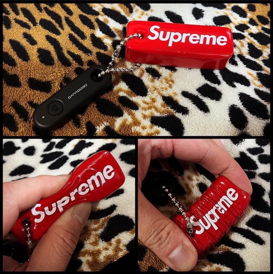Supreme Floating Keychain Red - 23FW 착용 스타일