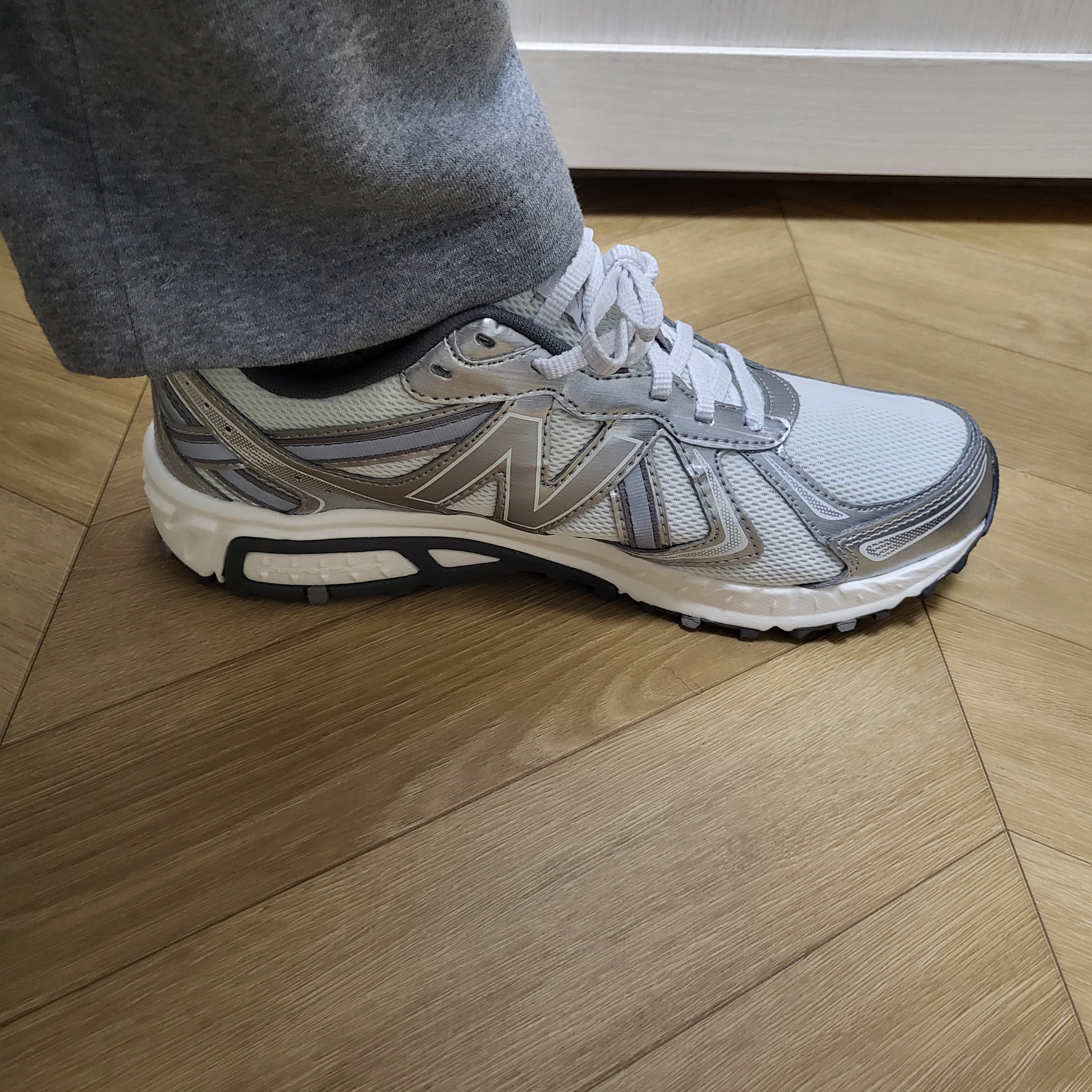 New Balance 410v5 White - 2E Wide 착용 스타일 - 5