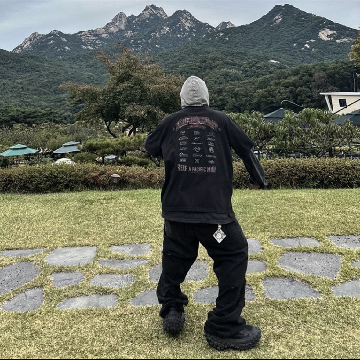 Balenciaga Defender Sneakers Black, Farfromwhat Far Logo T-Shirt Black 착용 스타일 - 1