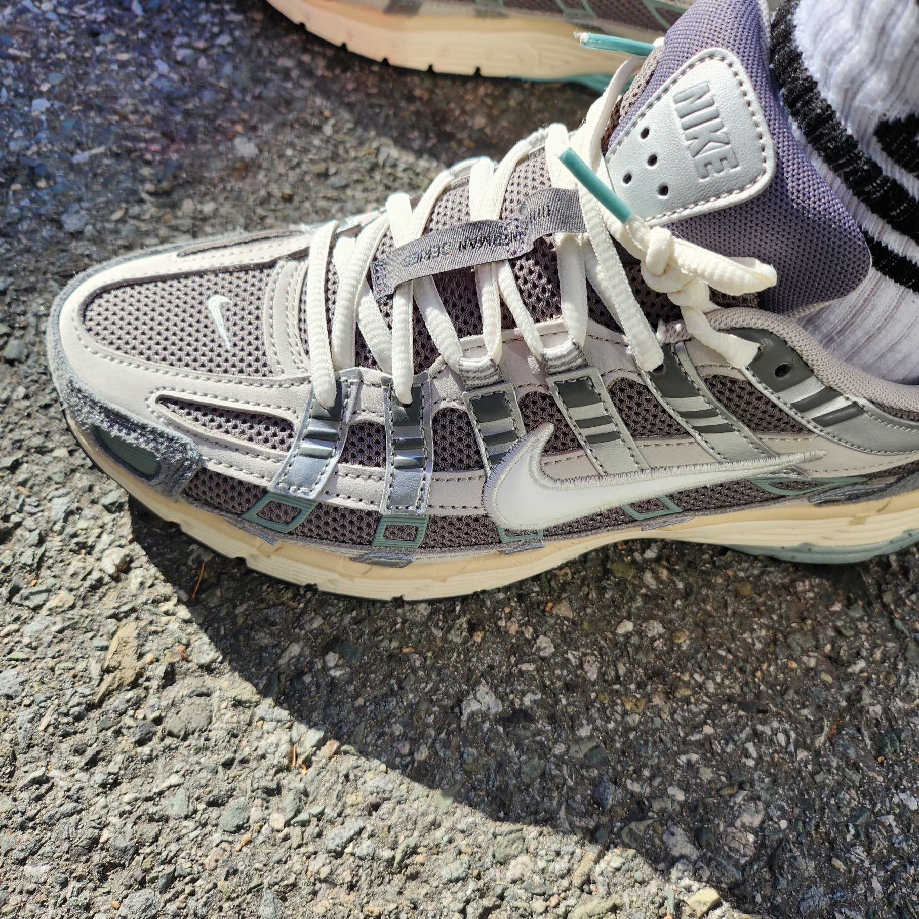 Nike P-6000 Flat Pewter Light Iron Ore 착용 스타일 - 1