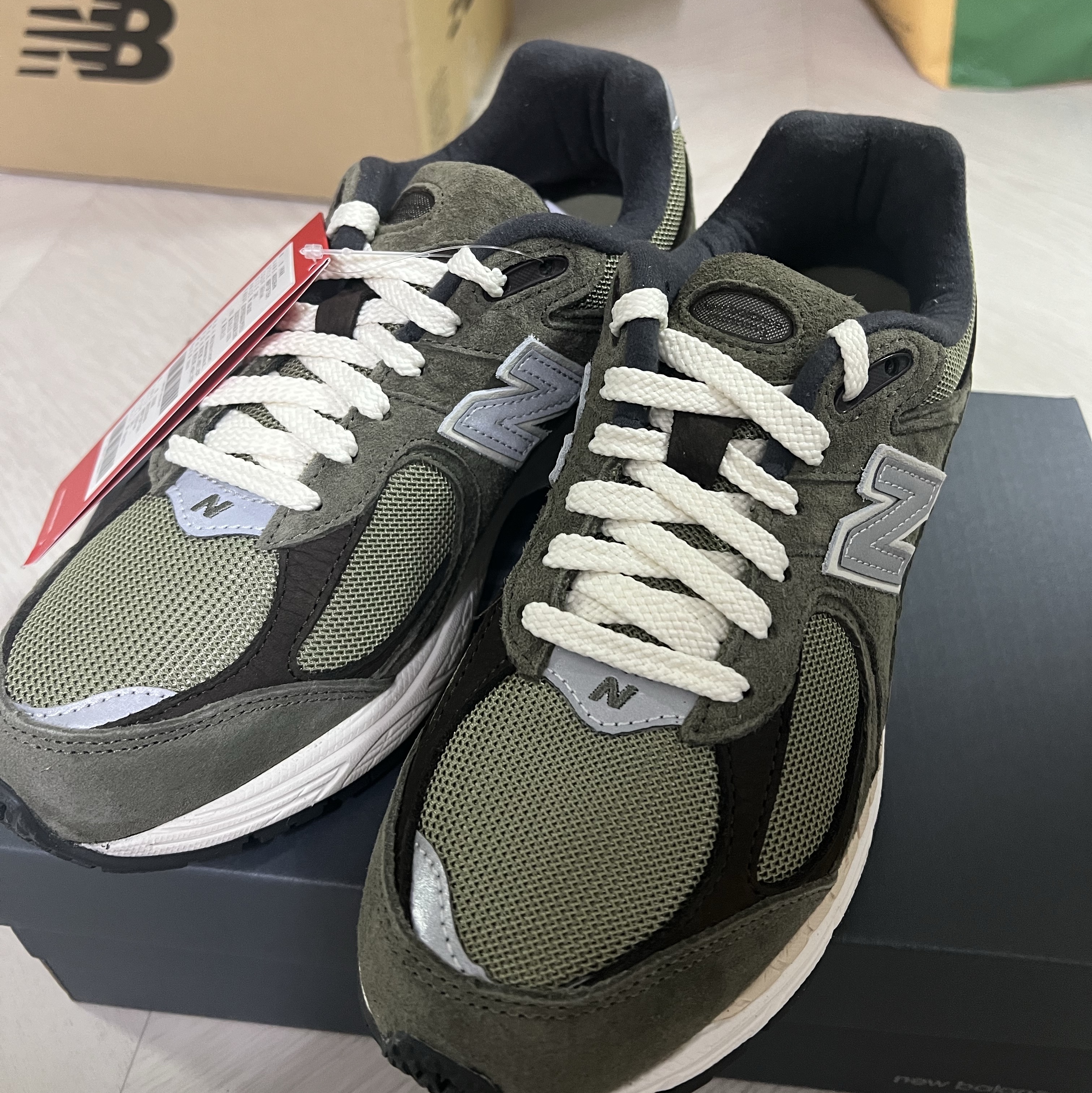 New Balance 2002R Special Vintage Khaki 착용 스타일 - 2