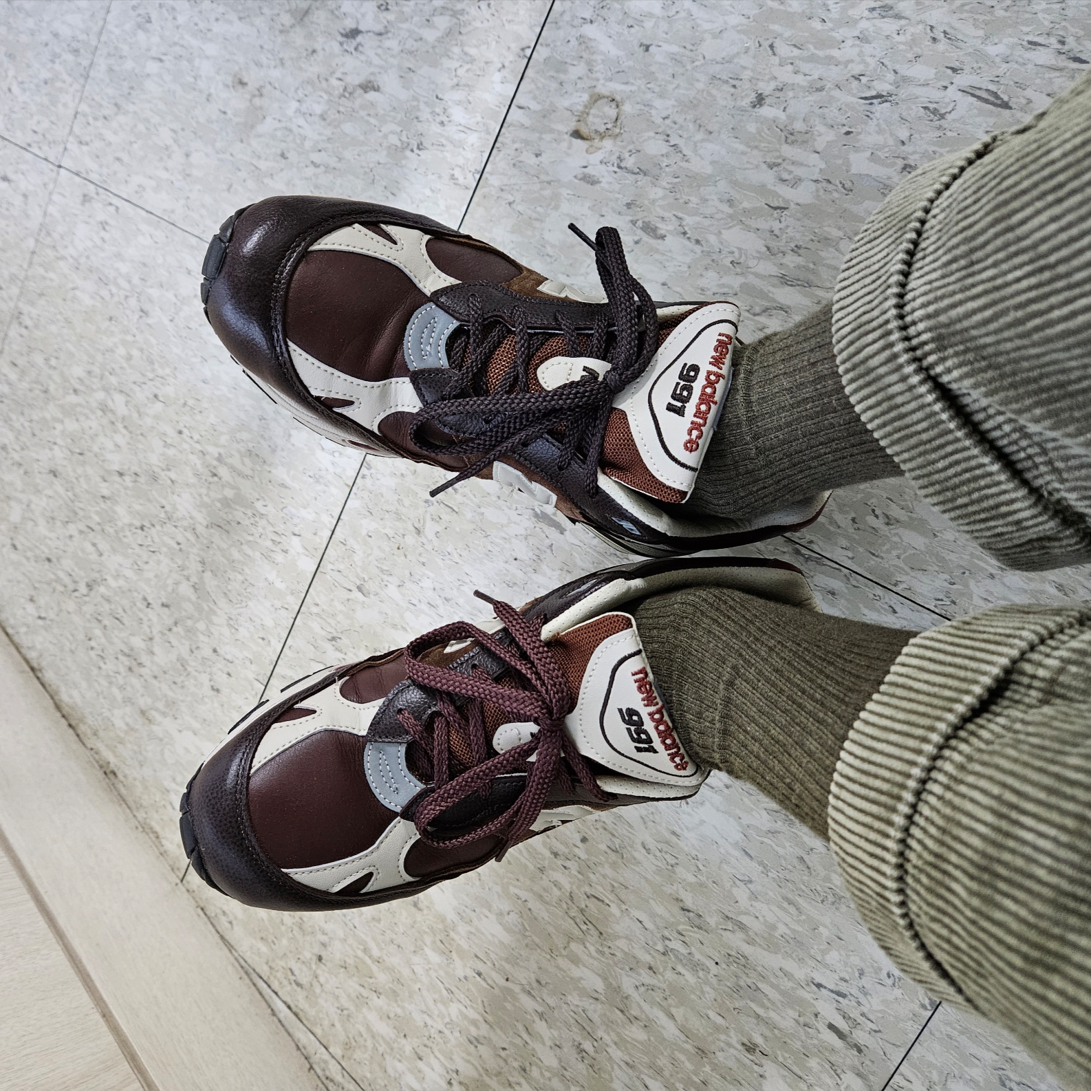 New Balance 991 Made in UK Earth French Roast, Rolex Submariner 41mm 124060 Black Oyster 착용 스타일 - 5