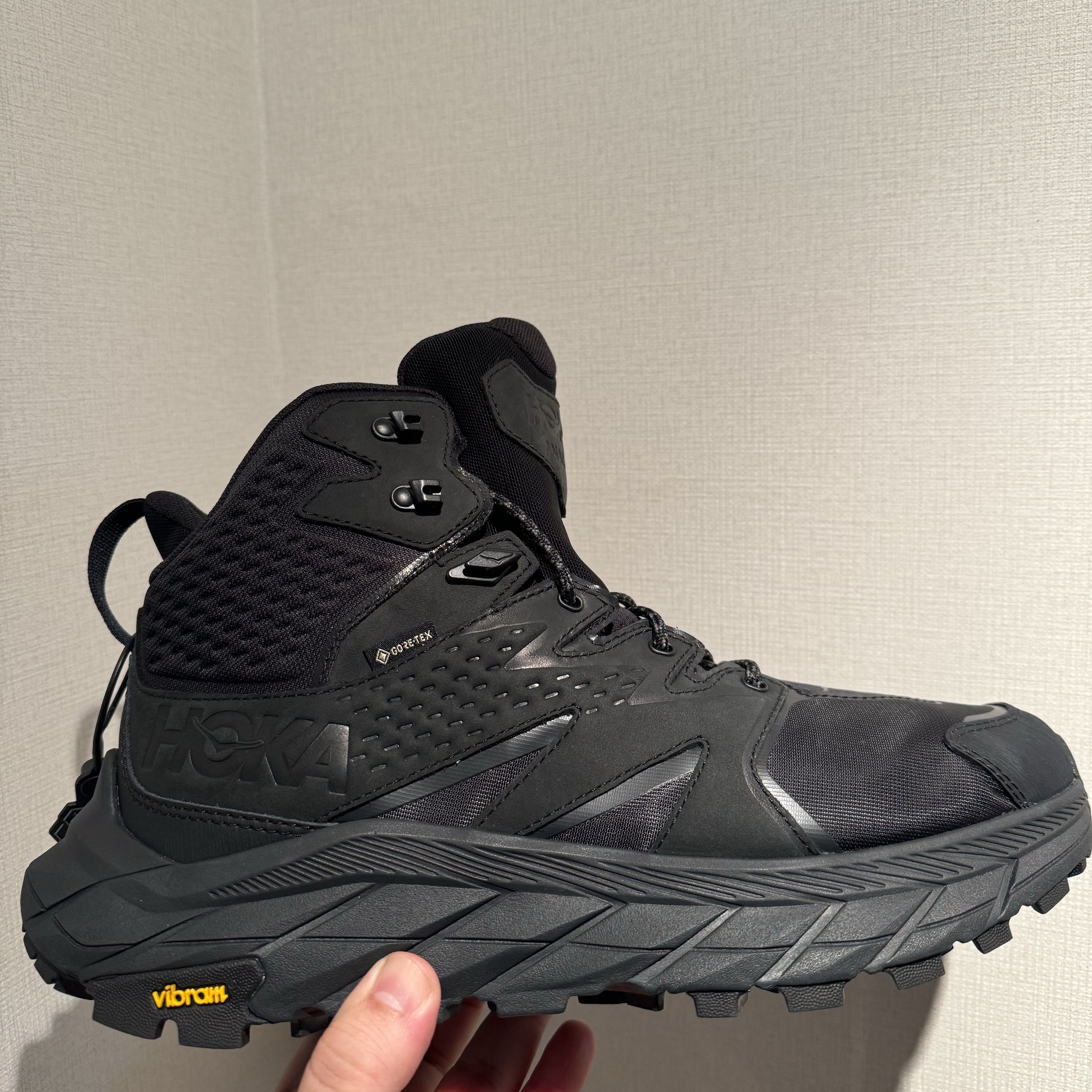 Hoka Anacapa Mid Gore-Tex Black 착용 스타일