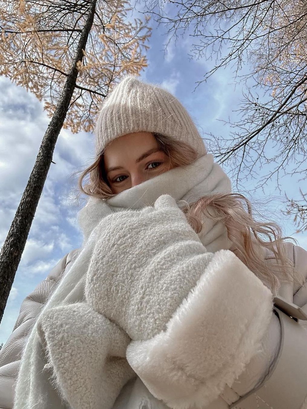 Acne Studios Oversized Light Wool Muffler Cream Beige, Haveless Women Cotton Canvas Trench Coat White 착용 스타일 - 2