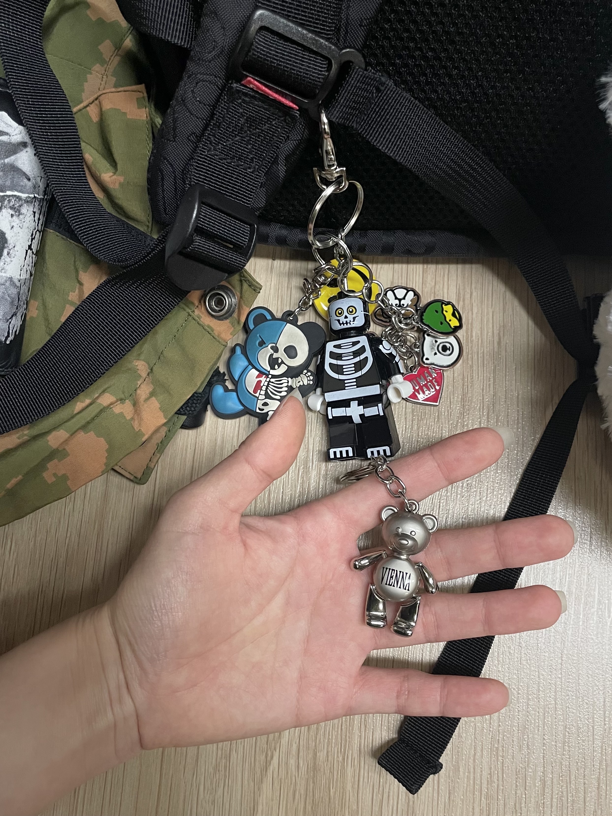 Supreme Backpack Black - 19SS, Hysteric Glamour x Secret Base Skeleton Bear Key Holder Blue 착용 스타일