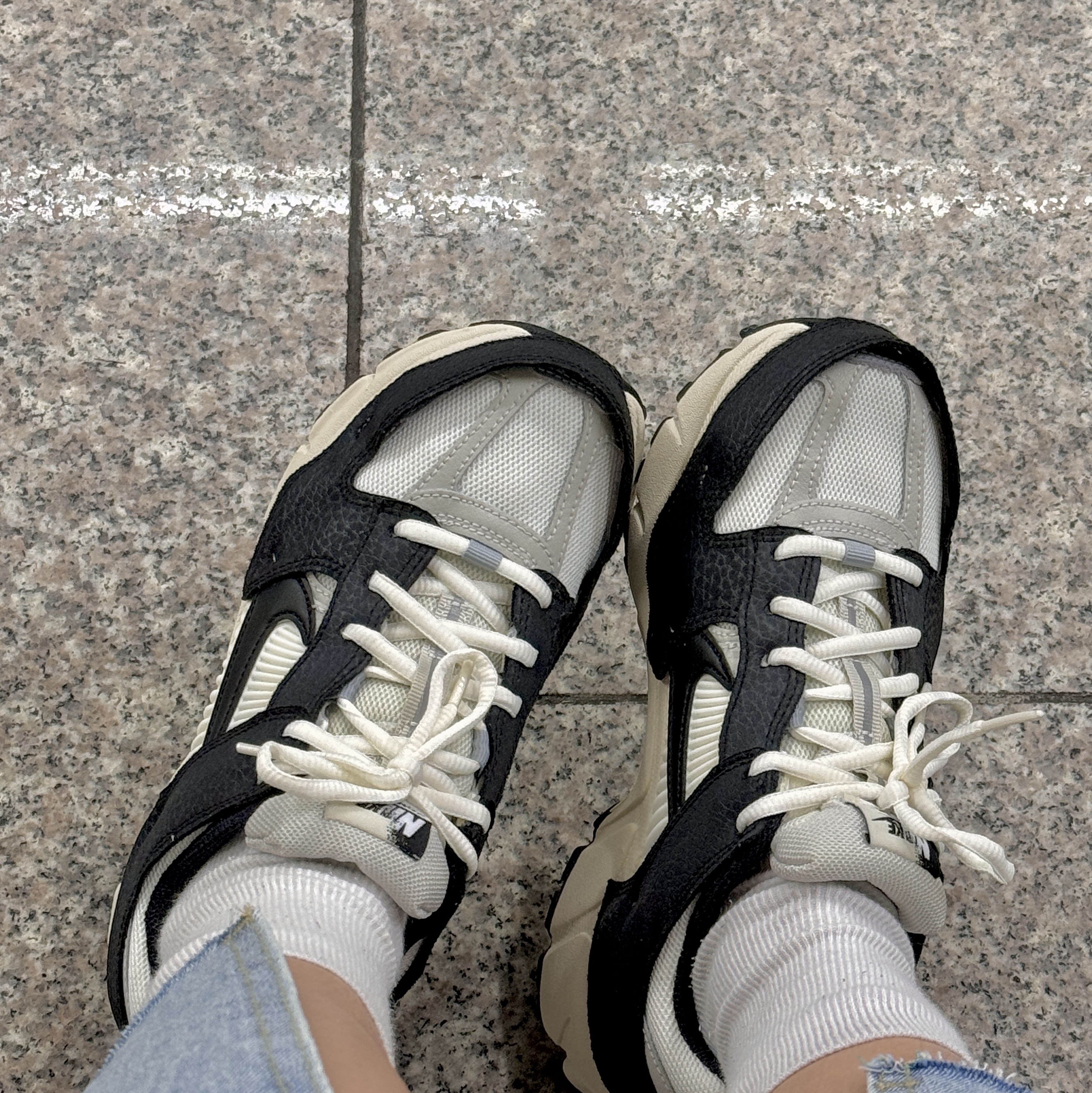 (W) Nike Zoom Vomero 5 Wolf Grey and Black 착용 스타일