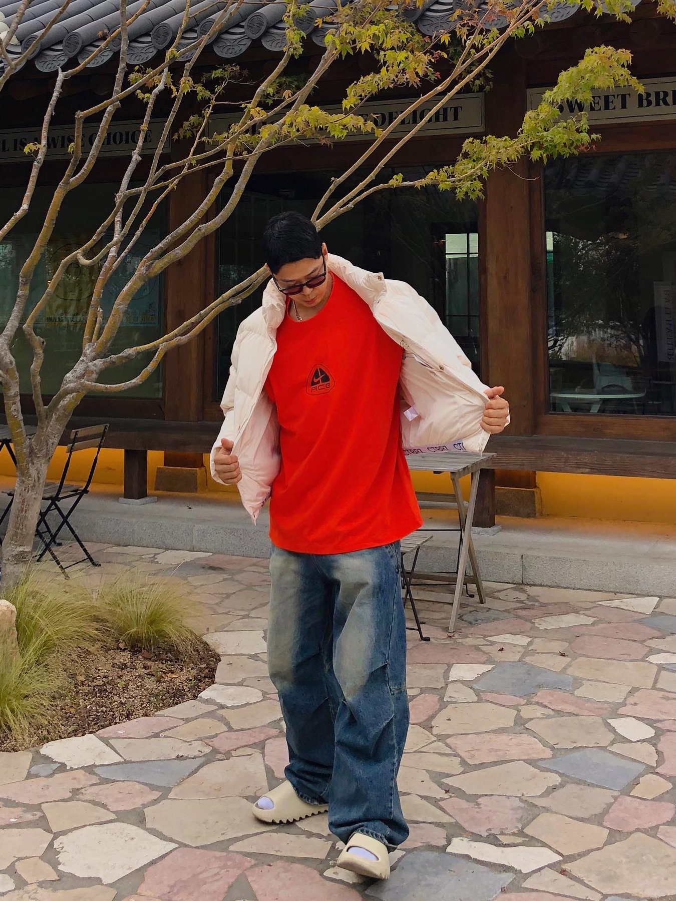 Adidas Yeezy Slide Bone 2022/2023, Nike NRG ACG Seasonal Lungs Long Sleeve T-Shirt Picante Red - US/EU 착용 스타일 - 1