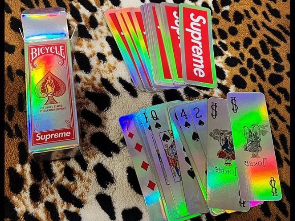 Supreme x Bicycle Holographic Slice Cards Holographic - 23FW 착용 스타일