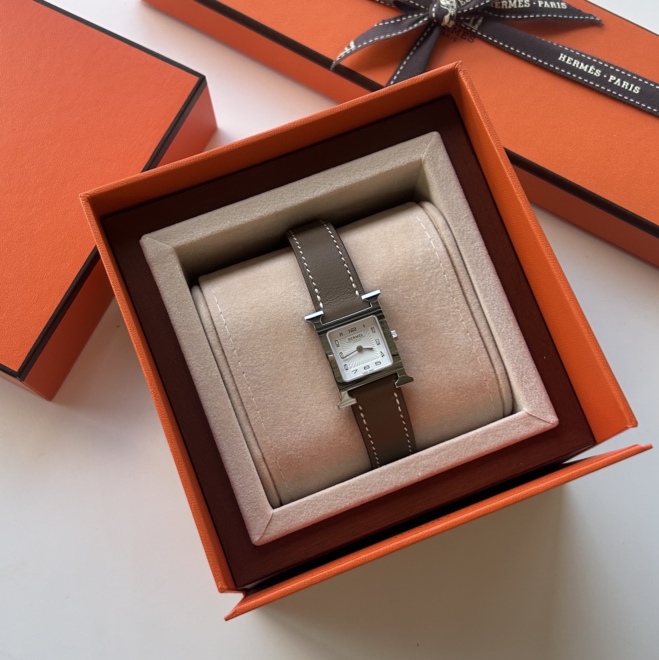 Hermes Heure H Watch Small Etoupe Swift Strap & Steel 착용 스타일