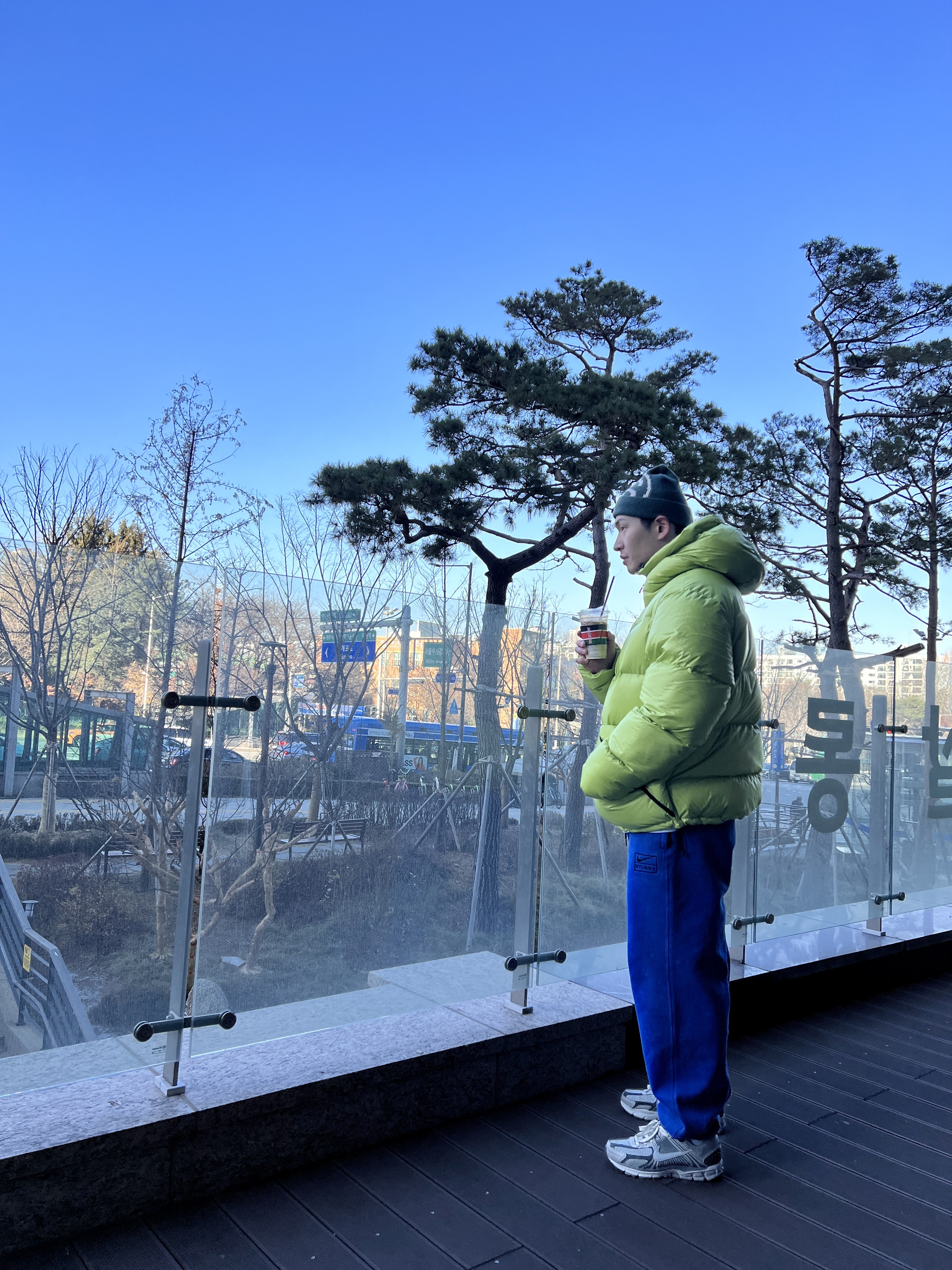 Stussy Down Parka Micro Ripstop Lime, Nike x Stussy NRG Acid Washed Fleece Pants Game Royal (DR4025-480) 착용 스타일 - 1