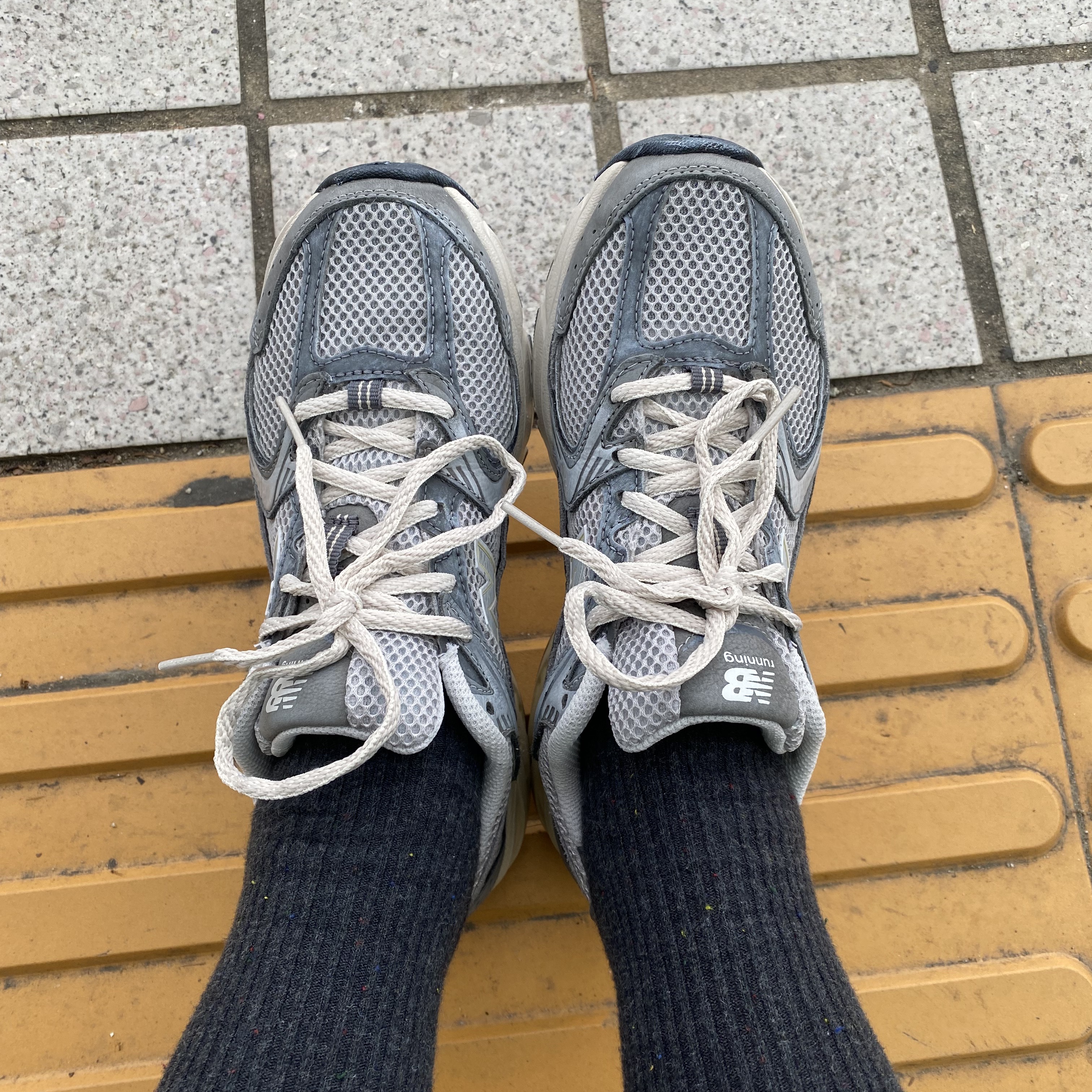 New Balance 530 Premium Vintage Grey Matter 착용 스타일