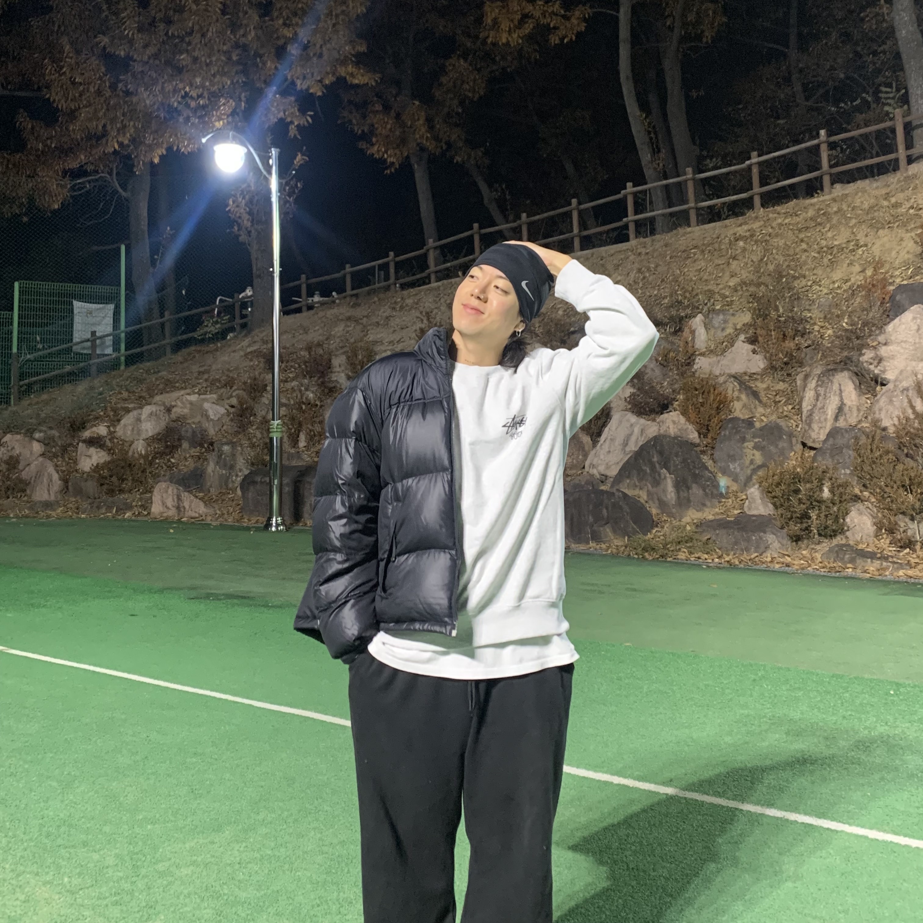 Stussy Stock Seoul Crew Ash Heather, The North Face 1996 Retro Nuptse Jacket Black 착용 스타일 - 1