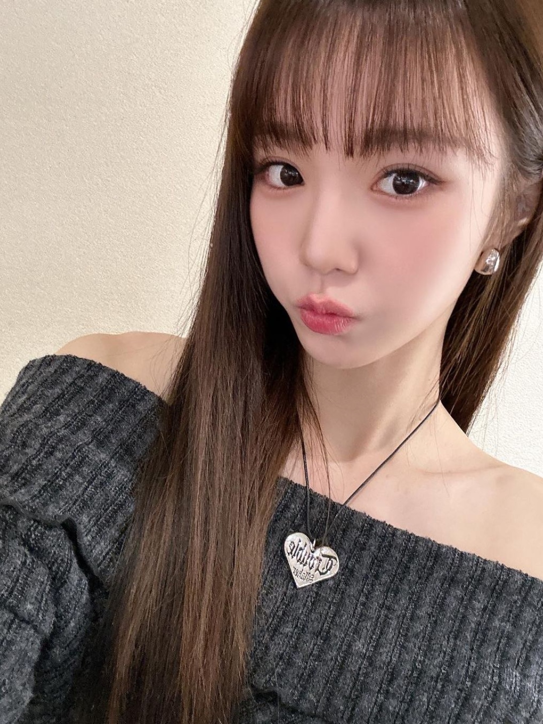 (W) Jaded London Tribeca Ribbed Off The Shoulder Knit Blue 착용 스타일 - 4