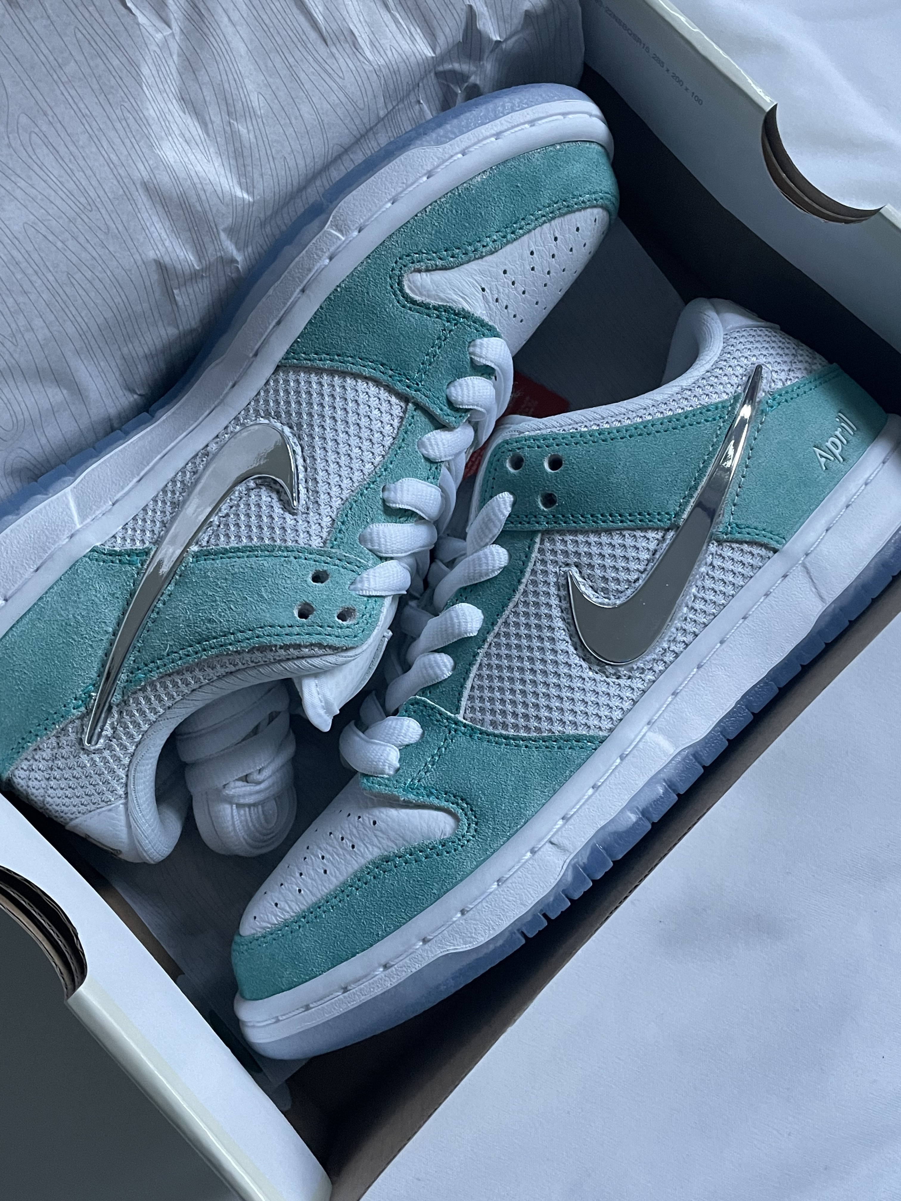 Nike x April Skateboards SB Dunk Low Pro QS Racer Blue Metallic Silver 착용 스타일