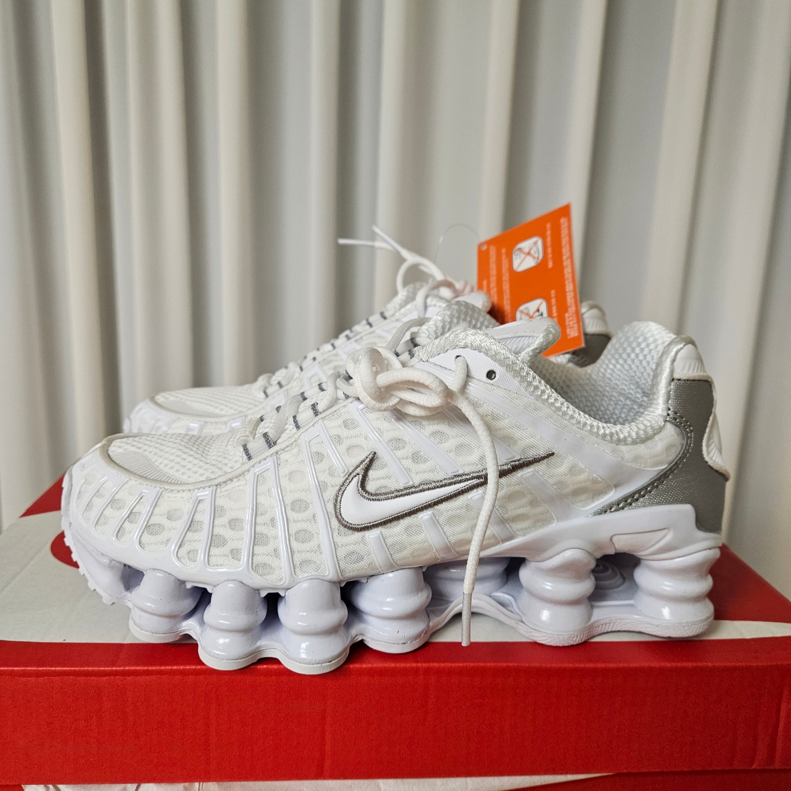(W) Nike Shox TL White and Max Orange 착용 스타일 - 2