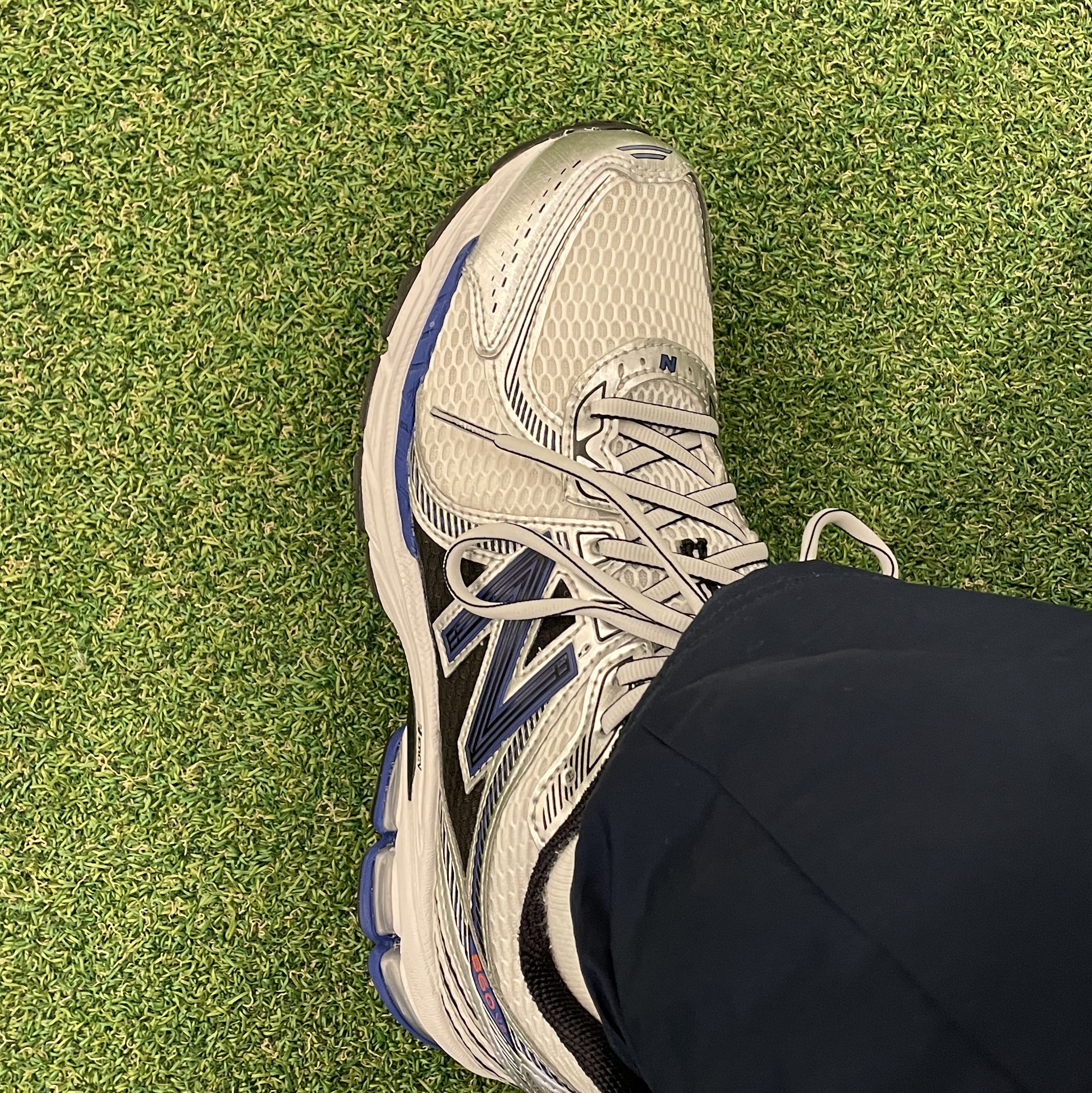 New Balance 860v2 Metallic Silver 착용 스타일