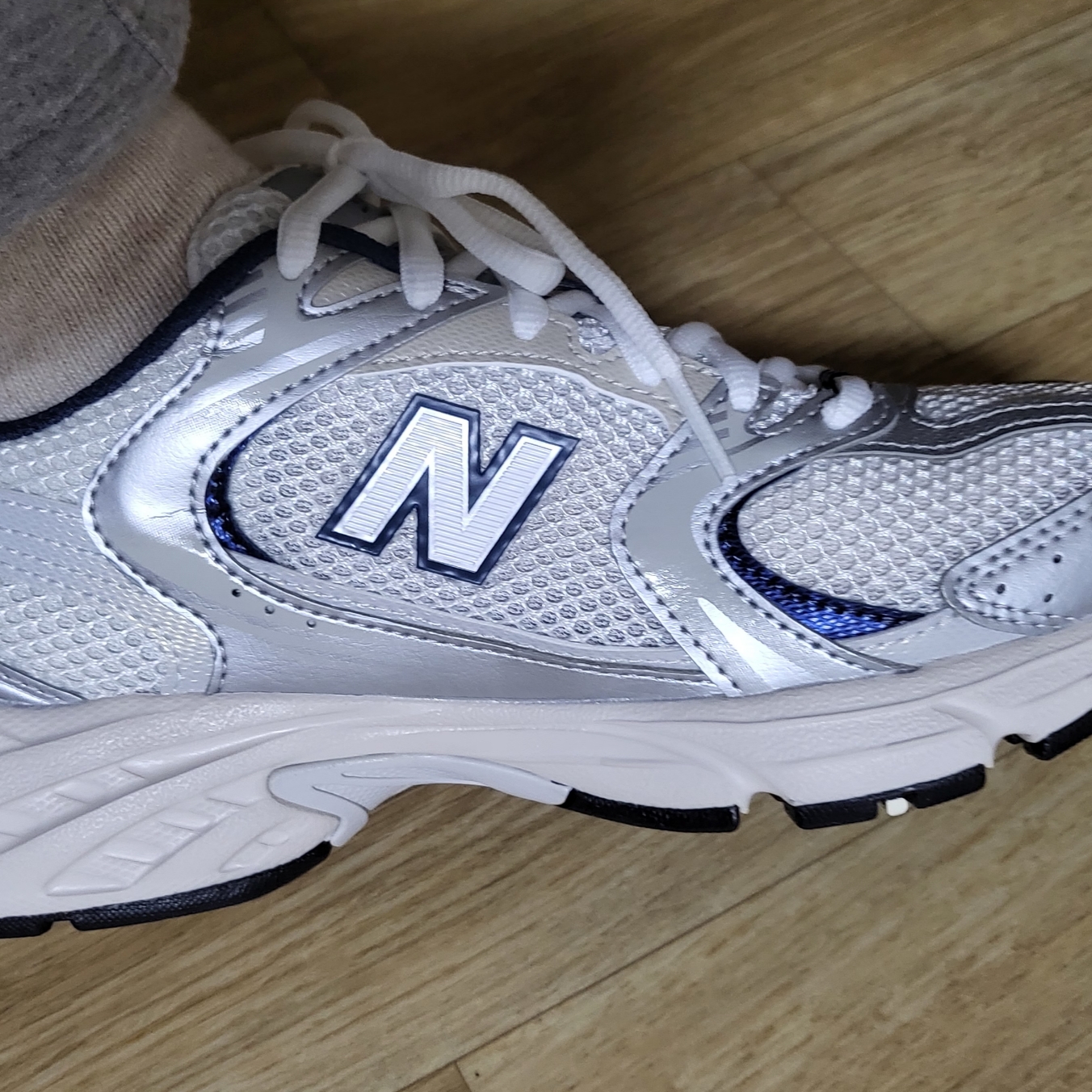 New Balance 530 Steel Grey 착용 스타일 - 3