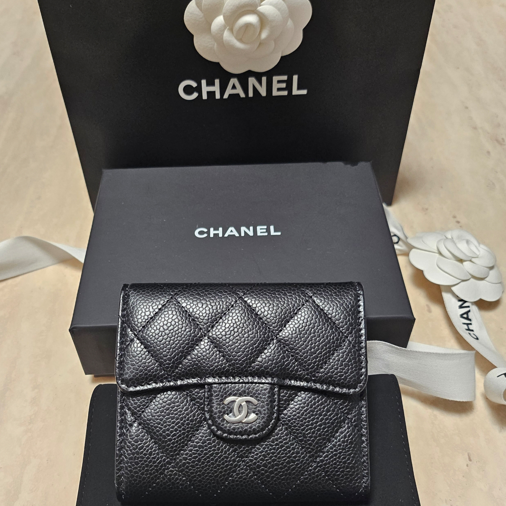 Chanel Small Classic Flap Wallet Grained Calfskin & Silver Black 착용 스타일 - 3