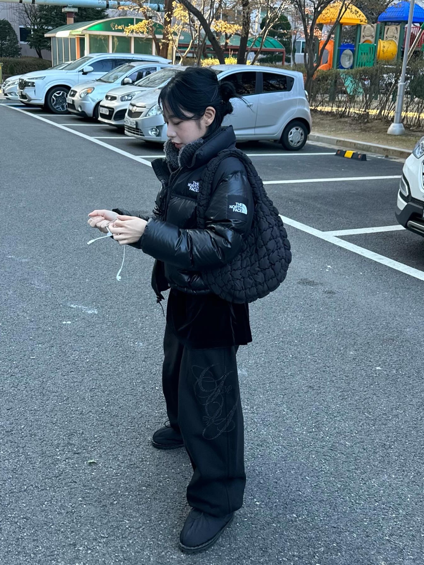 COS Quilted Mini Bag Black, (W) The North Face White Label Novelty Nuptse Down Jacket Black 착용 스타일 - 1