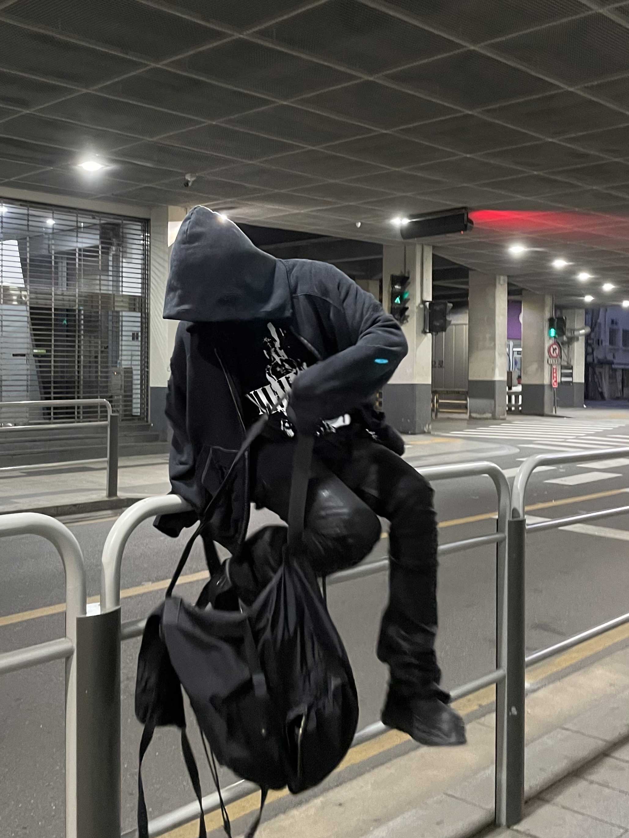Nonnod x Shinsegae Distressed Zip-Up Hoodie Washed Black, Undermycar Leachianus Multiple Tangles Double Logo Chain Down Blue - 23SS 착용 스타일 - 4