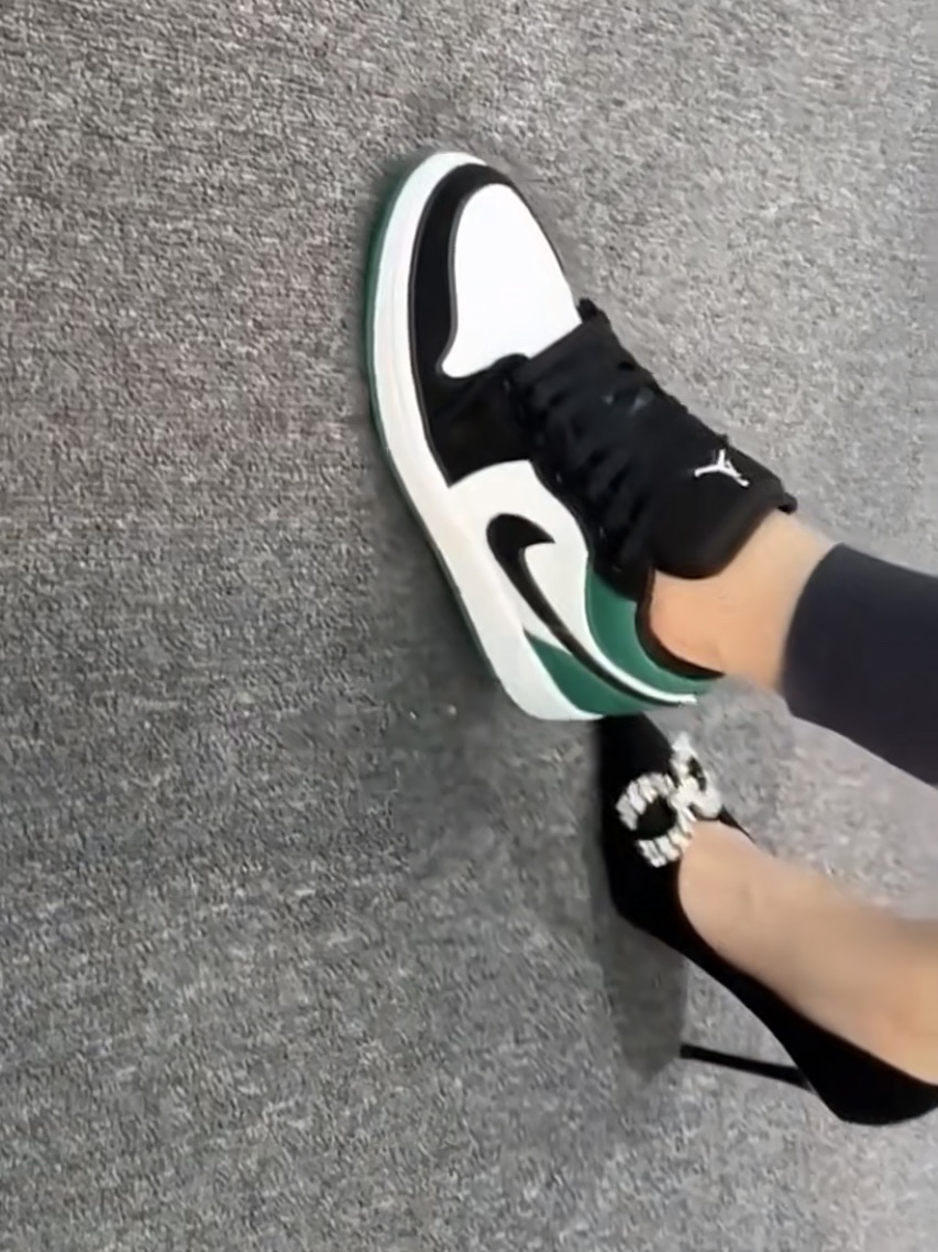 (GS) Jordan 1 Low Black Mystic Green 착용 스타일 - 1