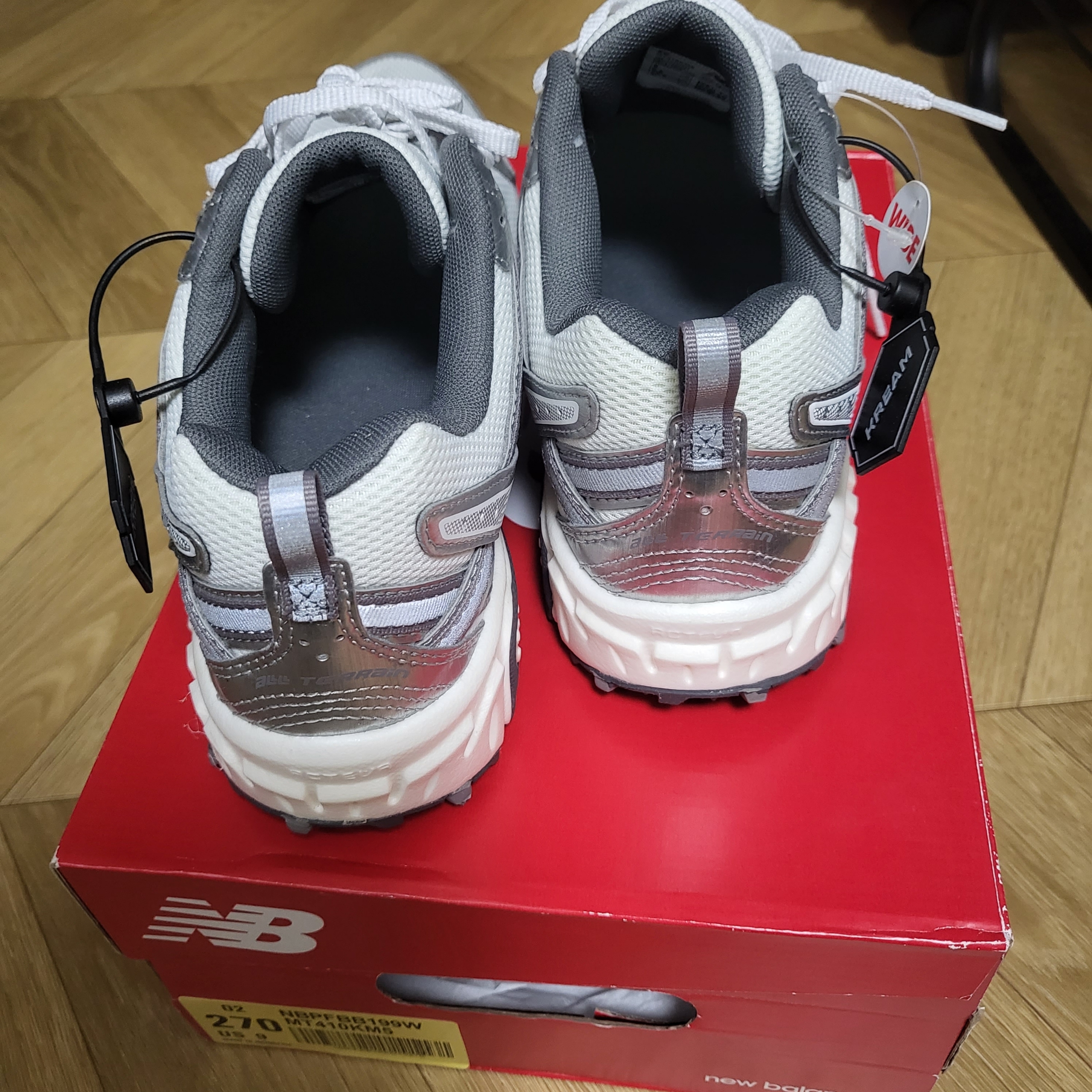 New Balance 410v5 White - 2E Wide 착용 스타일 - 3