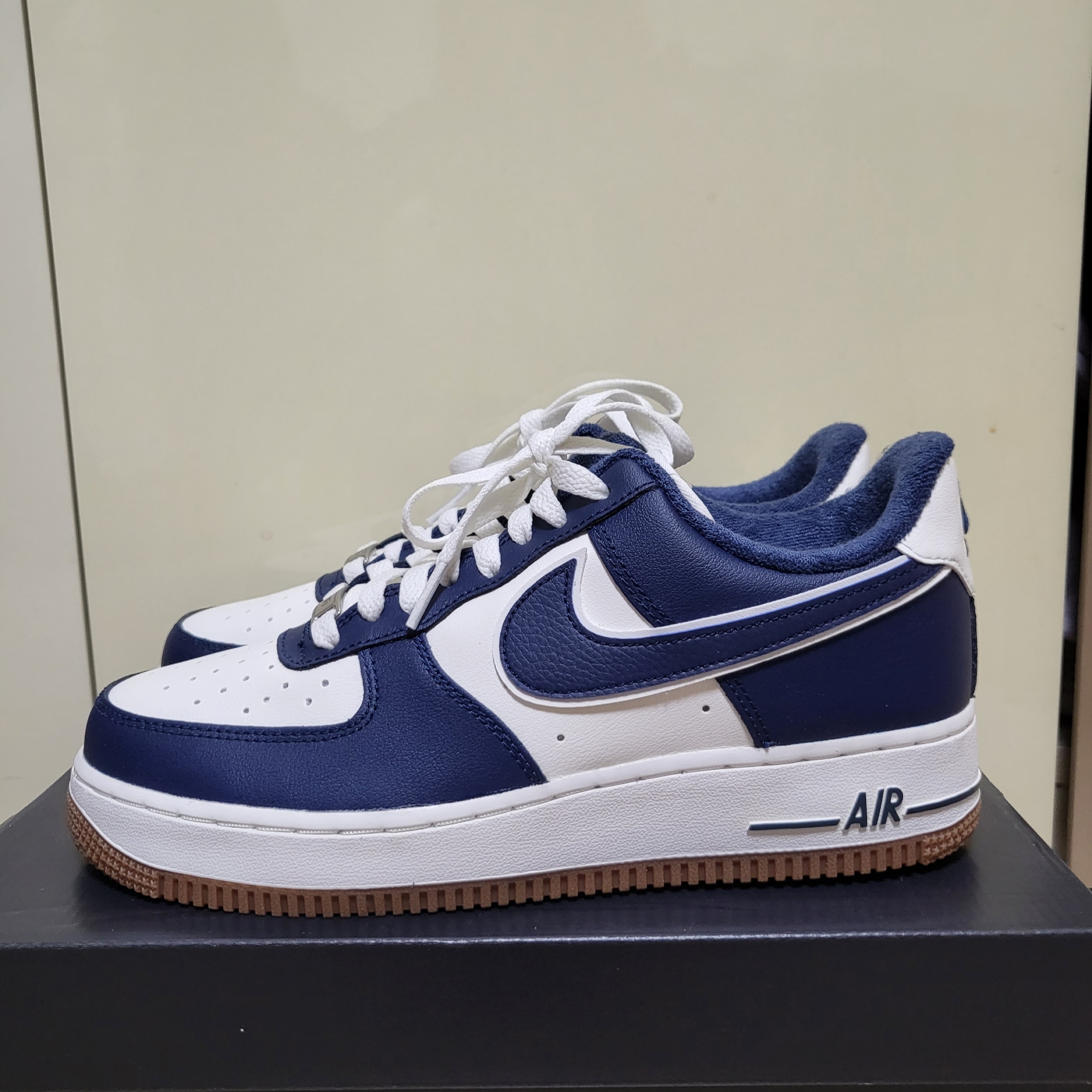 Nike Air Force 1 '07 LV8 Midnight Navy 착용 스타일