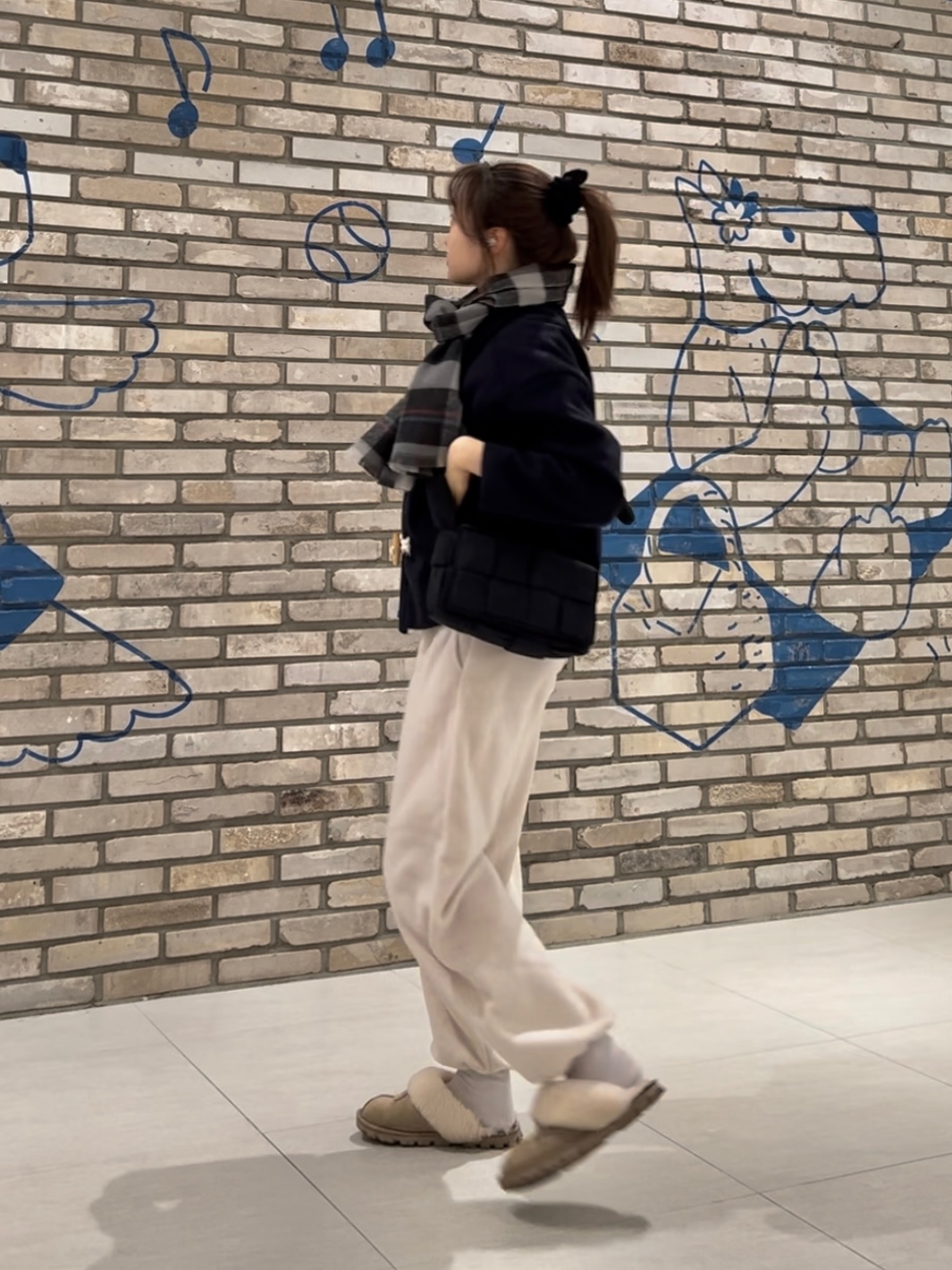 (W) UGG Coquette Slipper Chestnut 착용 스타일 - 2