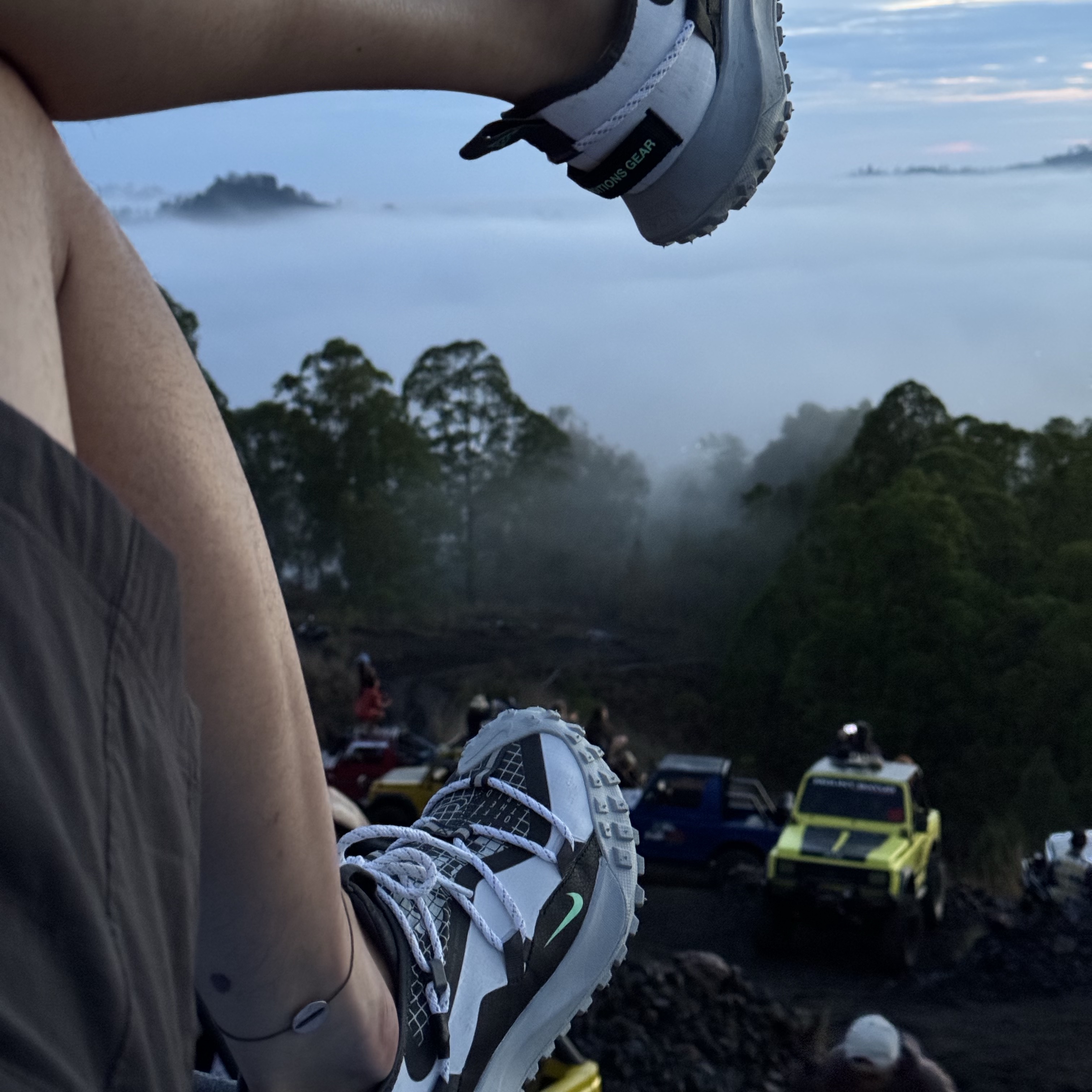 Nike ACG Mountain Fly Low SE White and Black 착용 스타일 - 1