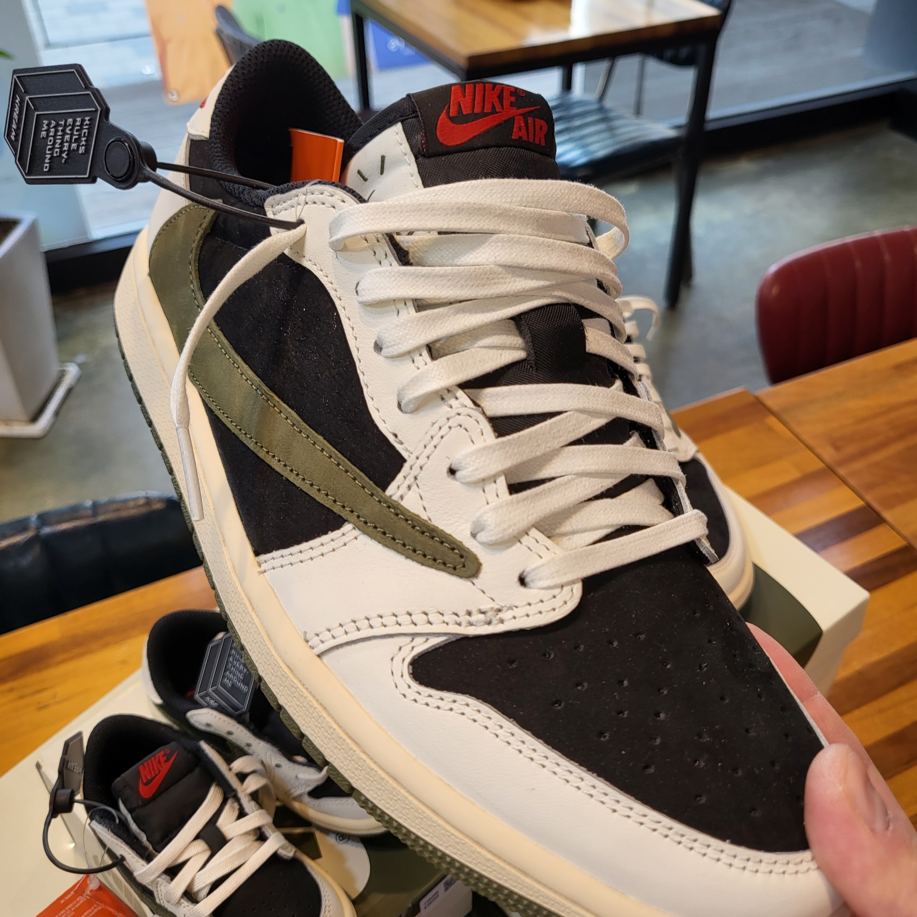 (W) Jordan 1 x Travis Scott Retro Low OG SP Medium Olive, (TD) Jordan 1 x Travis Scott Retro Low OG SP Medium Olive 착용 스타일 - 3